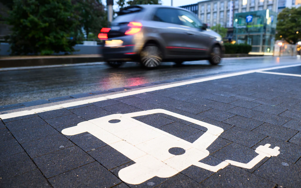 Versicherung: Privatfahrer meiden Stromer – E-Autos bleiben Ladenhüter