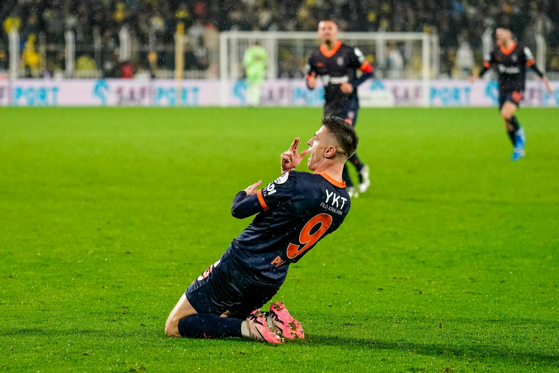 Ex-Stürmer Krzysztof Piatek von Hertha BSC steht vor einem Wechsel von Basaksehir FK in der Türkei in die Vereinigten Arabischen Emirate.