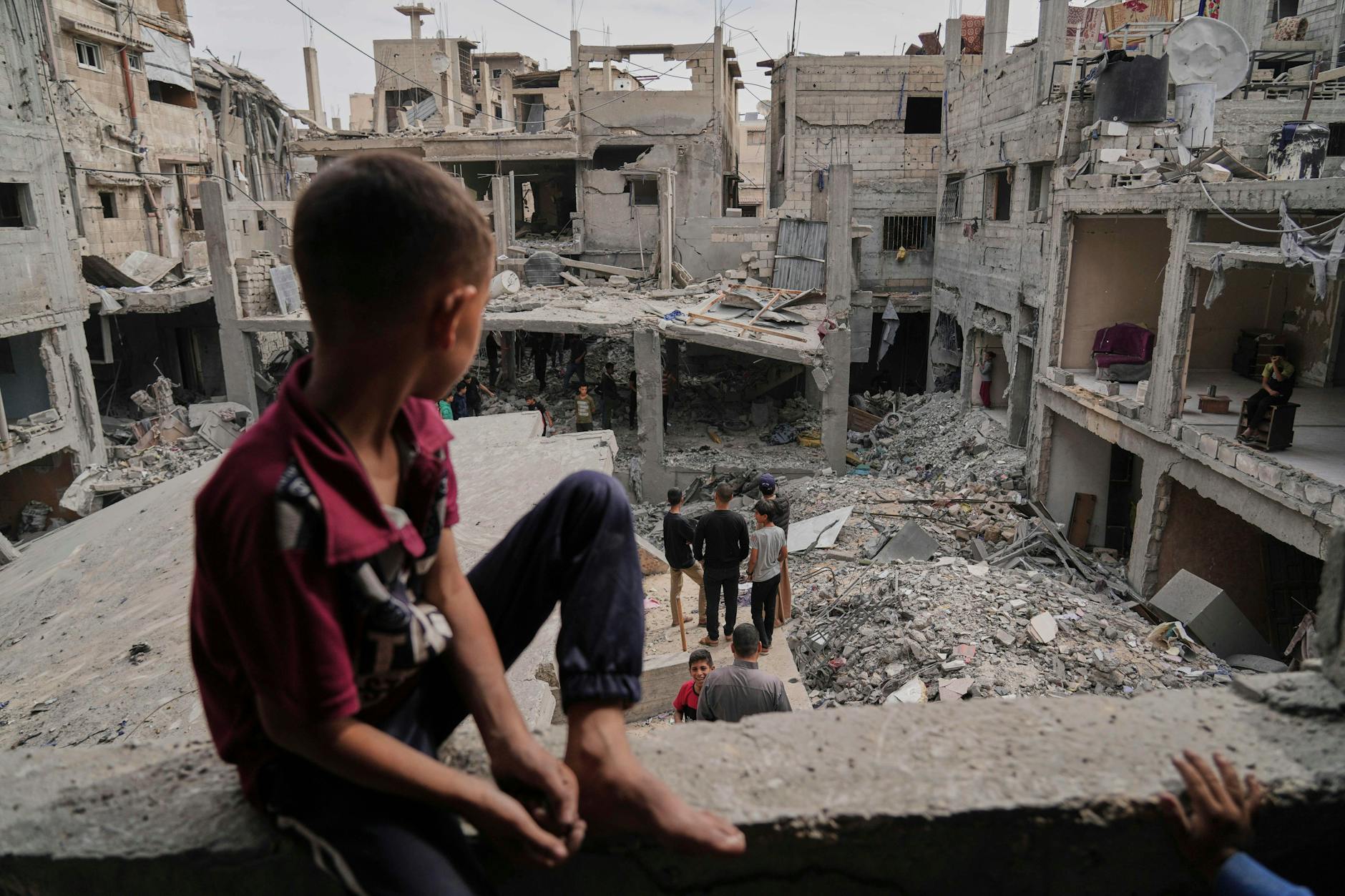 15.05.2025, Palästinensische Gebiete, Chan Junis: Palästinenser blicken auf die Trümmer eines durch israelische Luftangriffe zerstörten Hauses im Gazastreifen.