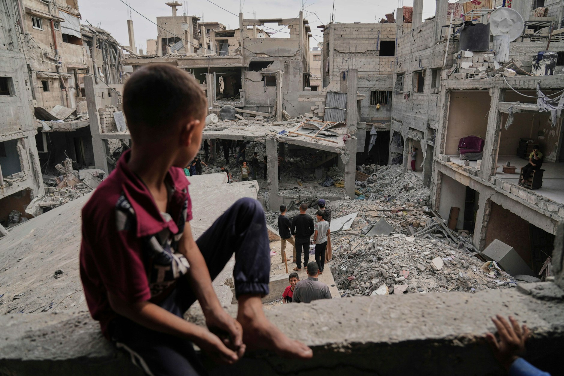 15.05.2025, Palästinensische Gebiete, Chan Junis: Palästinenser blicken auf die Trümmer eines durch israelische Luftangriffe zerstörten Hauses im Gazastreifen.