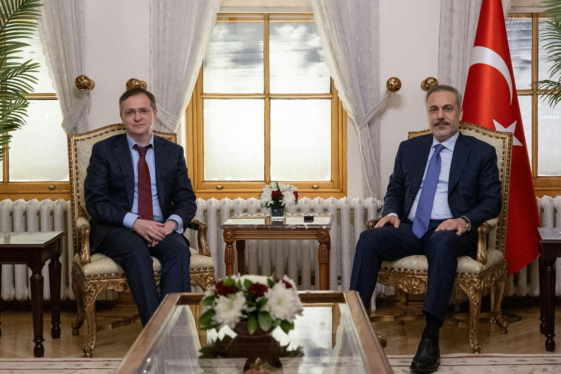 Der türkische Außenminister Hakan Fidan (R) mit Russlands Delegationsleiter Wladimir Medinski (L) bei ihrem Treffen im Dolmabahce-Palast in Istanbul