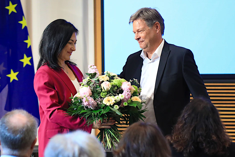 Robert Habeck (Grüne) hat das Bundeswirtschaftsministerium am 7. Mai in Berlin an die neue Ministerin Katherina Reiche (CDU) übergeben.