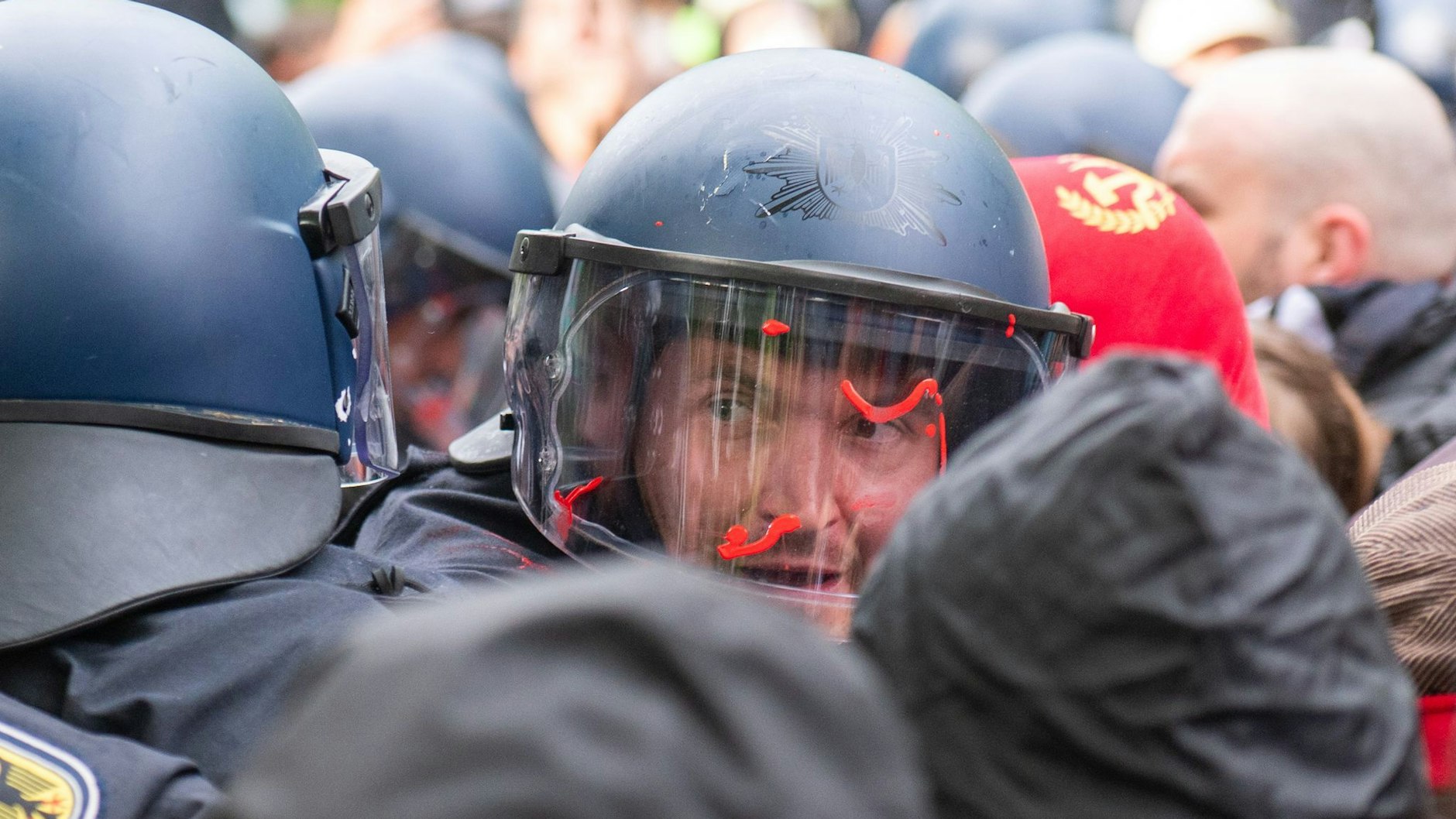 Demonstranten bespritzten die Einsatzkräfte der Berliner Polizei mit Farbe.