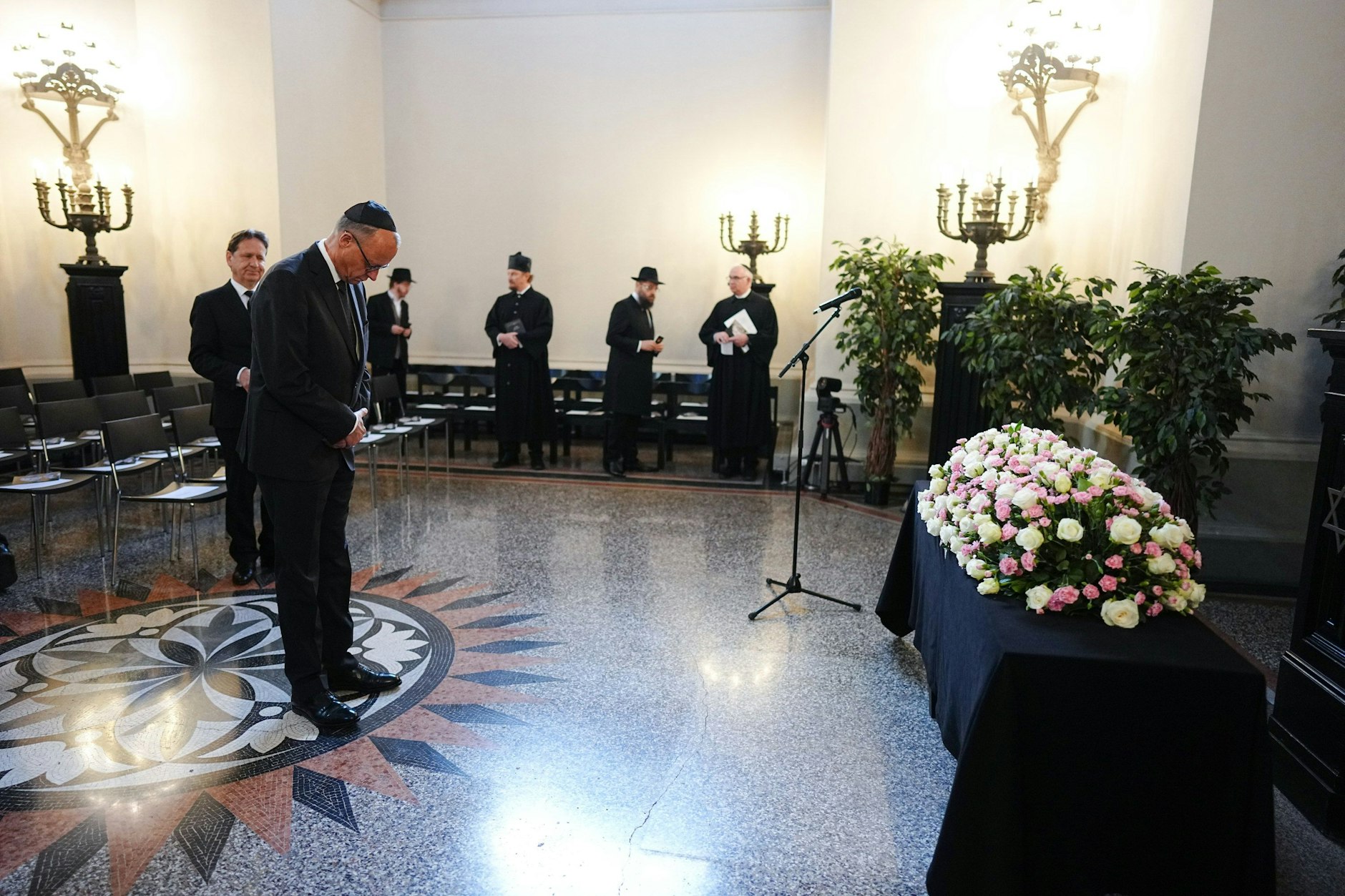 Bundeskanzler Friedrich Merz verbeugt sich vor dem Sarg, während der Beisetzung der Holocaust-Überlebenden Margot Friedländer im Friedhof Weißensee.