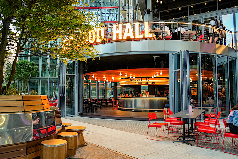 Bei Regen im Trockenen draußen sitzen? In der Kerb Food Hall ist das ohne Probleme möglich.