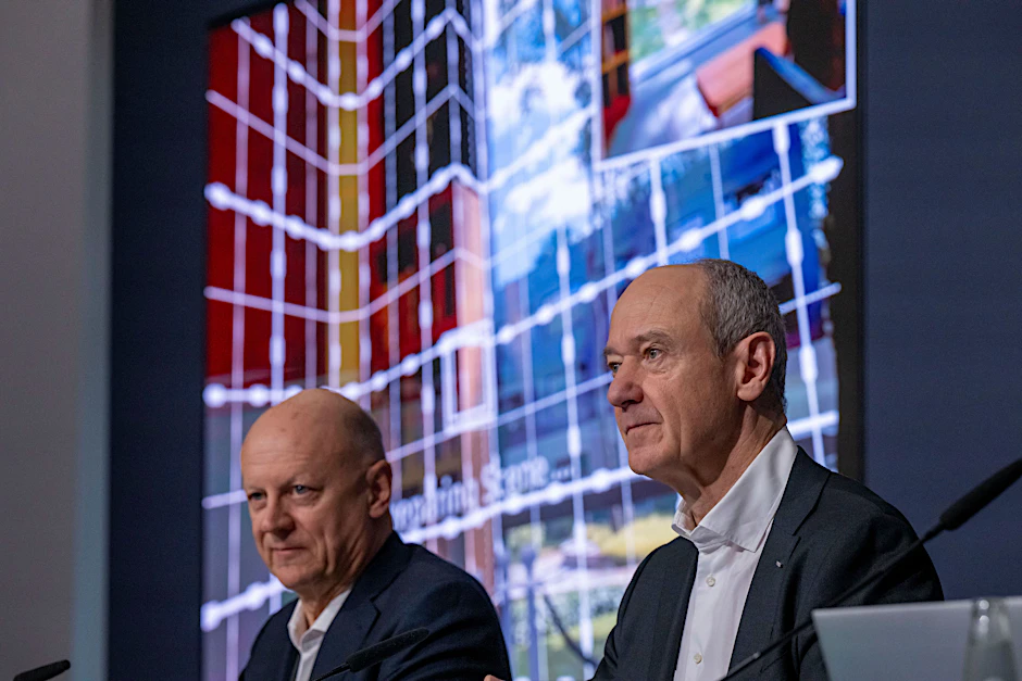 Roland Busch (r.), Siemens-Vorstandsvorsitzender, und Ralf Thomas (l.), Finanzvorstand von Siemens, halten den Konzern für widerstandsfähig.