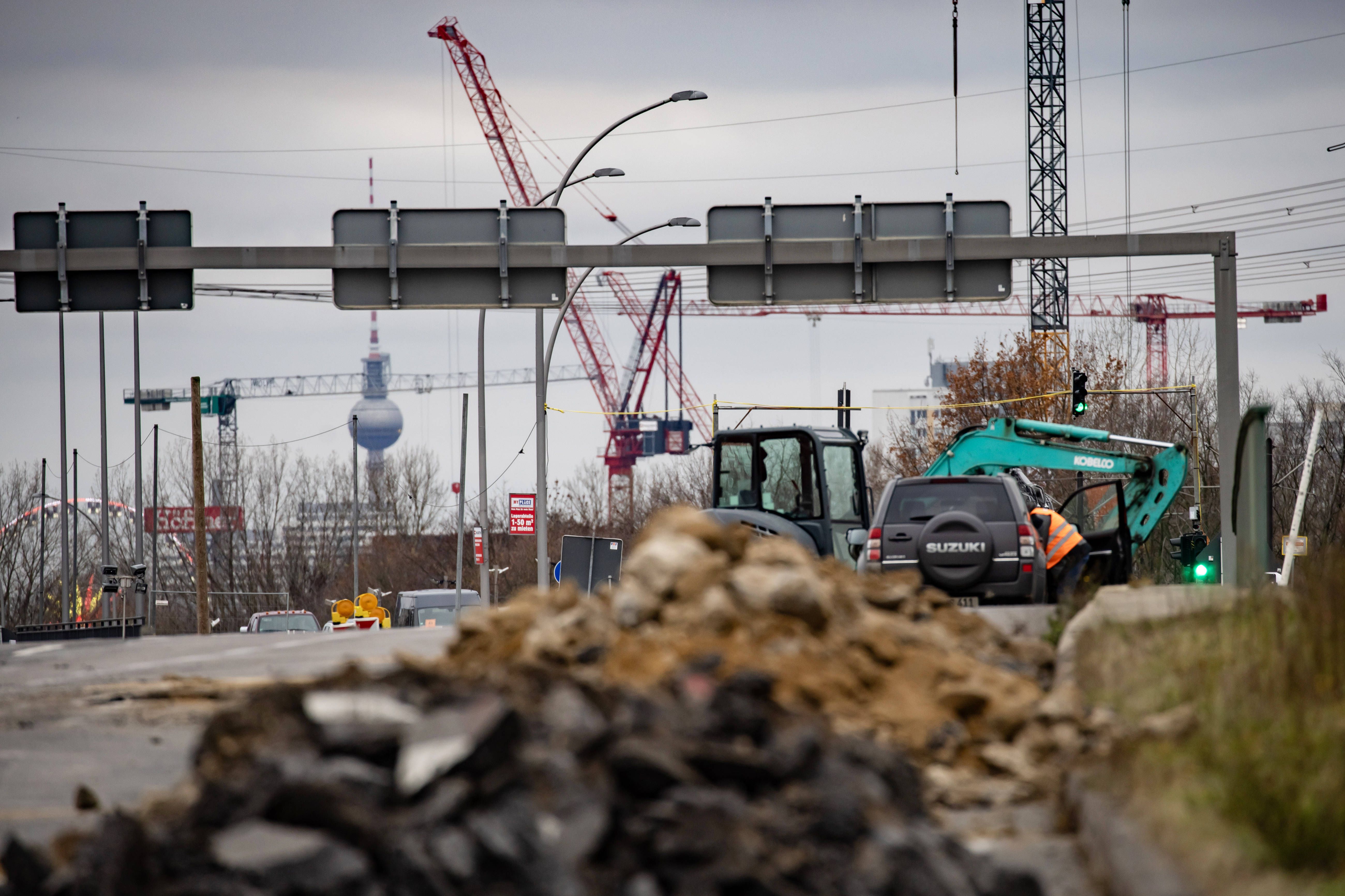 Image - Baustellen-Posse in Marzahn: Aldi-Neubau, wo S-Bahnen fahren sollen