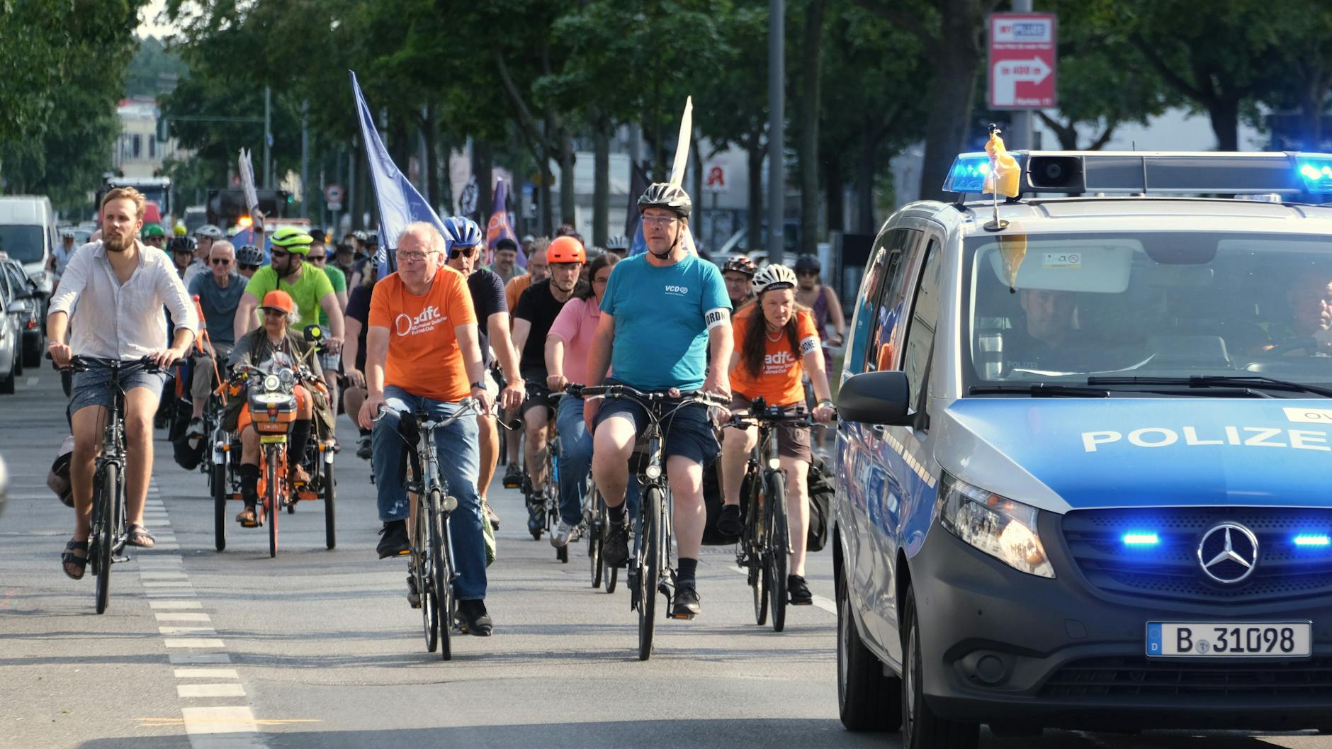 In Berlin machen sich Demonstranten besonders gern mit dem Fahrrad auf den Weg. Am Samstag wird es gleich mehr als zehn Fahrradkorsos geben!