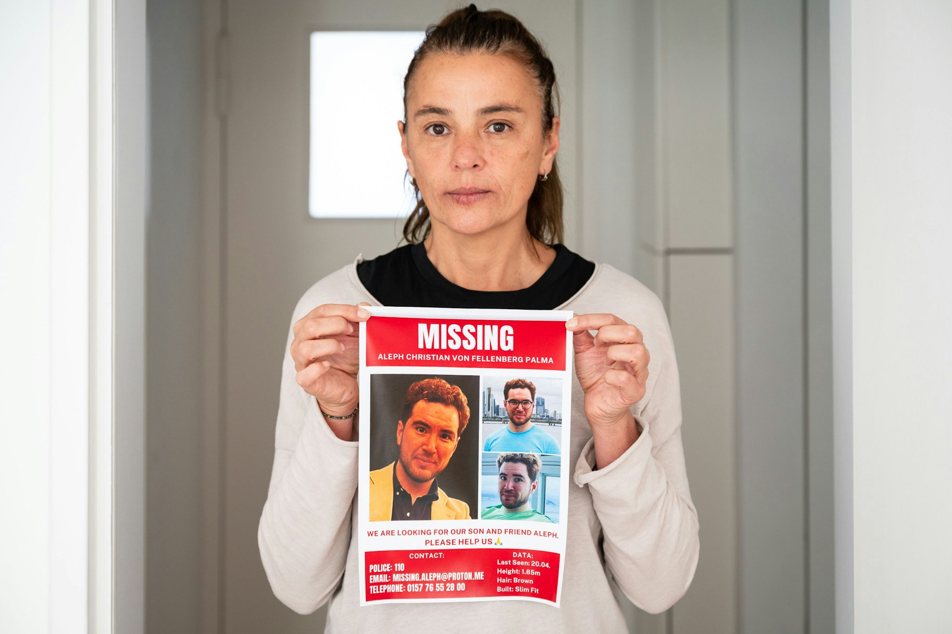 Marisol Palma Behnke verteilt in ganz Berlin Plakate, auf denen ihr am Ostersamstag verschwundener Sohn Aleph Christian von Fellenberg Palma zu erkennen ist.