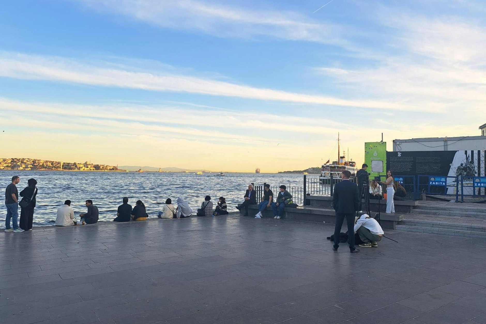 Sonnenuntergang vor dem Istanbuler Dolmabahce-Palast