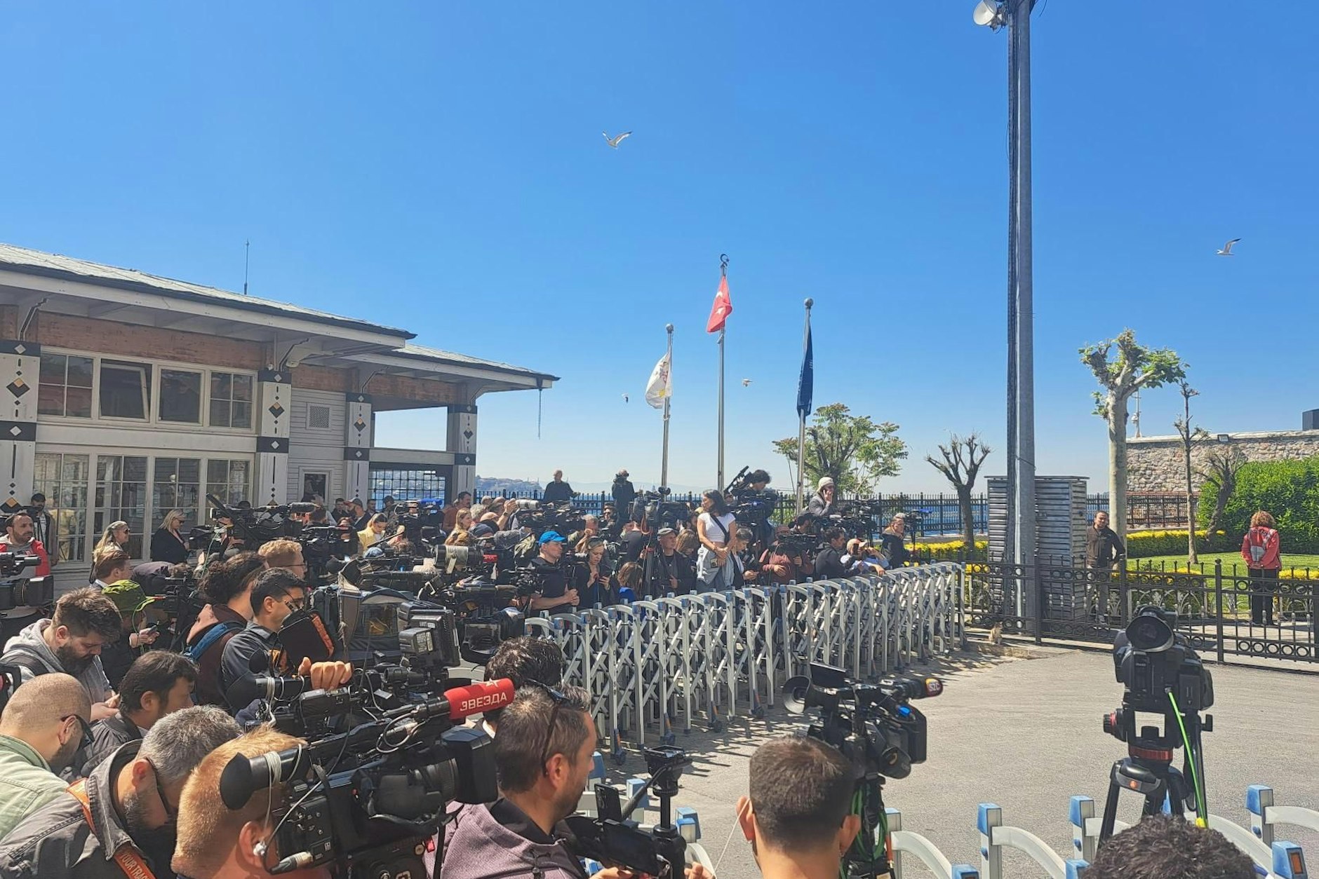 Medienvertreter aus aller Welt vor dem Dolmabahçe-Palast in Istanbul, wo die Verhandlungen zwischen Russland und der Ukraine stattfinden sollen.