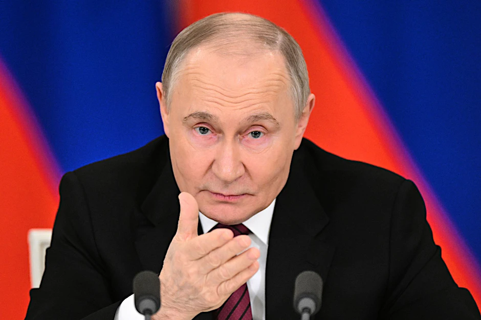 Dieses von der staatlichen russischen Nachrichtenagentur RIA Novosti via AP veröffentlichten Foto zeigt Russlands Präsident Wladimir Putin während er im Großen Palast des Kremls nach den Feierlichkeiten zum 80. Jahrestag des Sieges der Sowjetunion über Nazi-Deutschland im Zweiten Weltkrieg zu Journalisten spricht. 