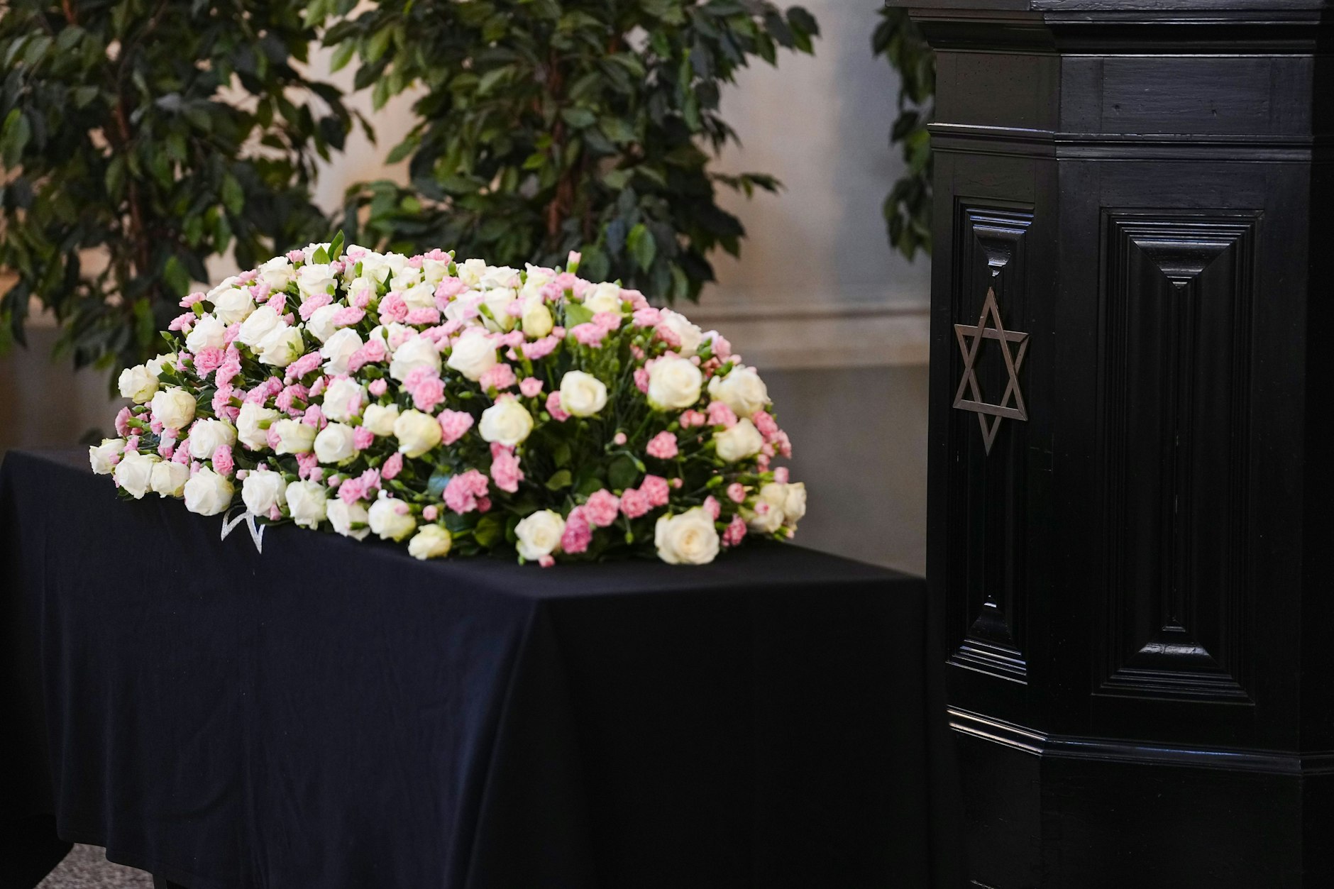 Blumen liegen auf dem Sarg der Holocaust-Überlebenden Margot Friedländer auf dem Friedhof Weißensee der Jüdischen Gemeinde zu Berlin.
