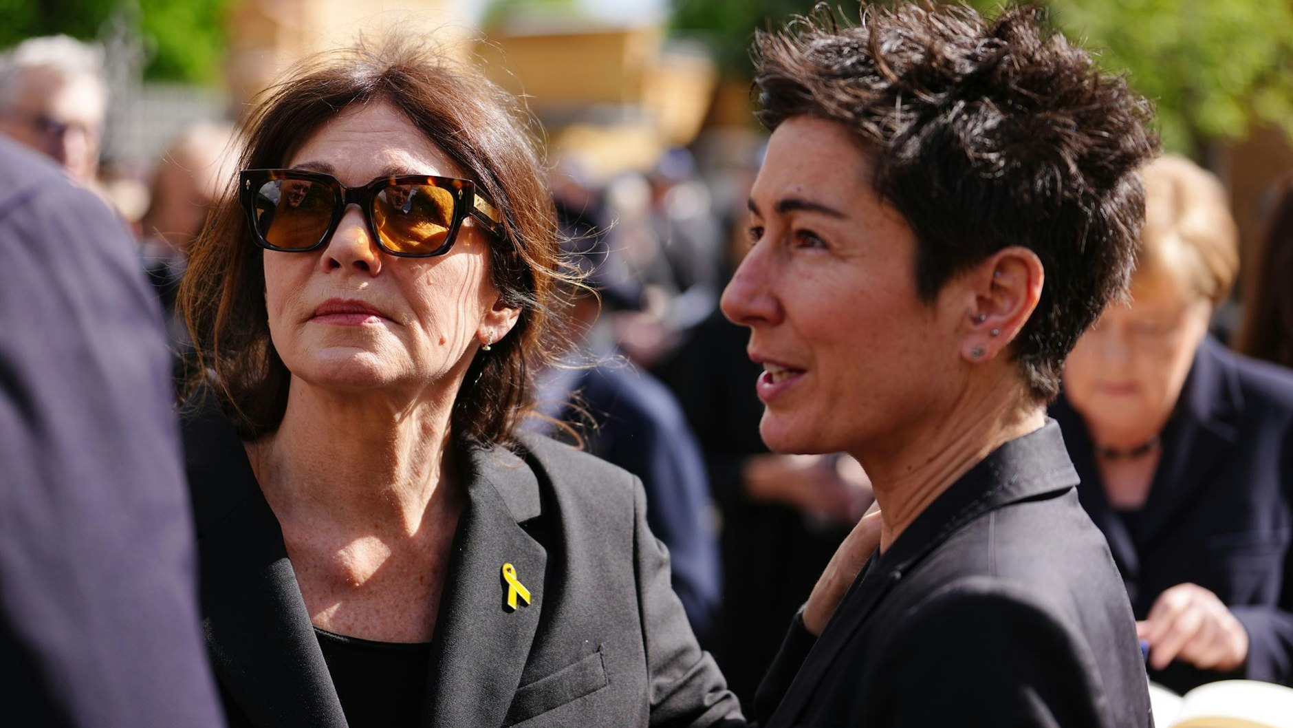 Die Schauspielerin Iris Berben (l.) und die ZDF-Moderatorin Dunja Hayali kommen zur Beisetzung der Holocaust-Überlebenden Margot Friedländer. 
