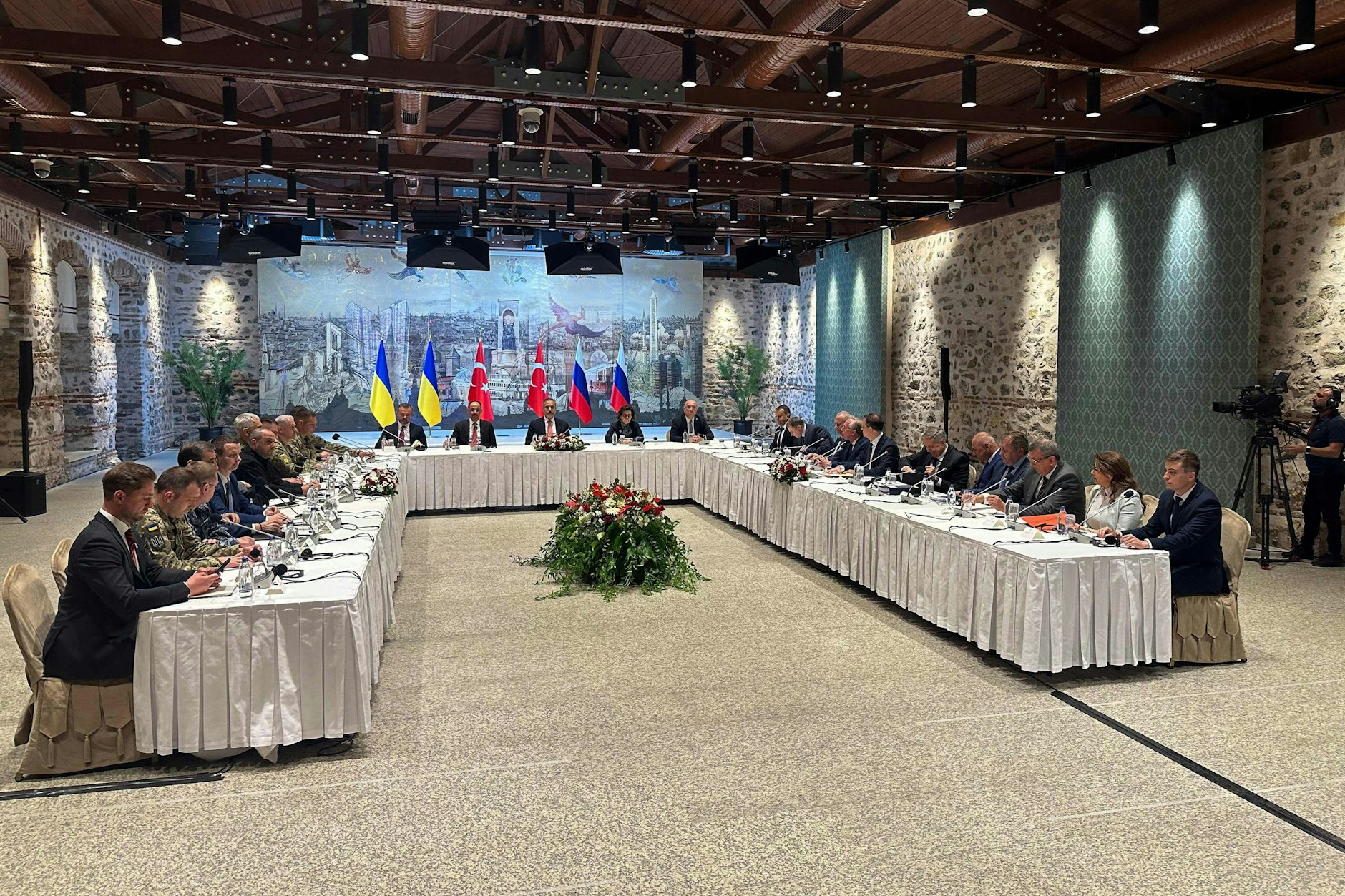 Die Delegationen der Ukraine und Russlands während der ersten direkten Verhandlungen seit 2022