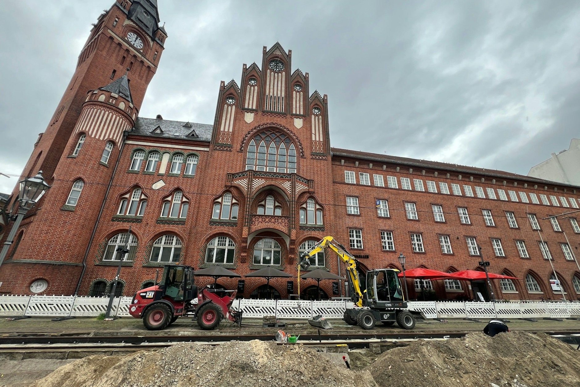 Das Rathaus Köpenick wurde aufwendig saniert, jetzt ist es nach drei Jahren fertig. Davor wird allerdings noch fleißig gebuddelt.