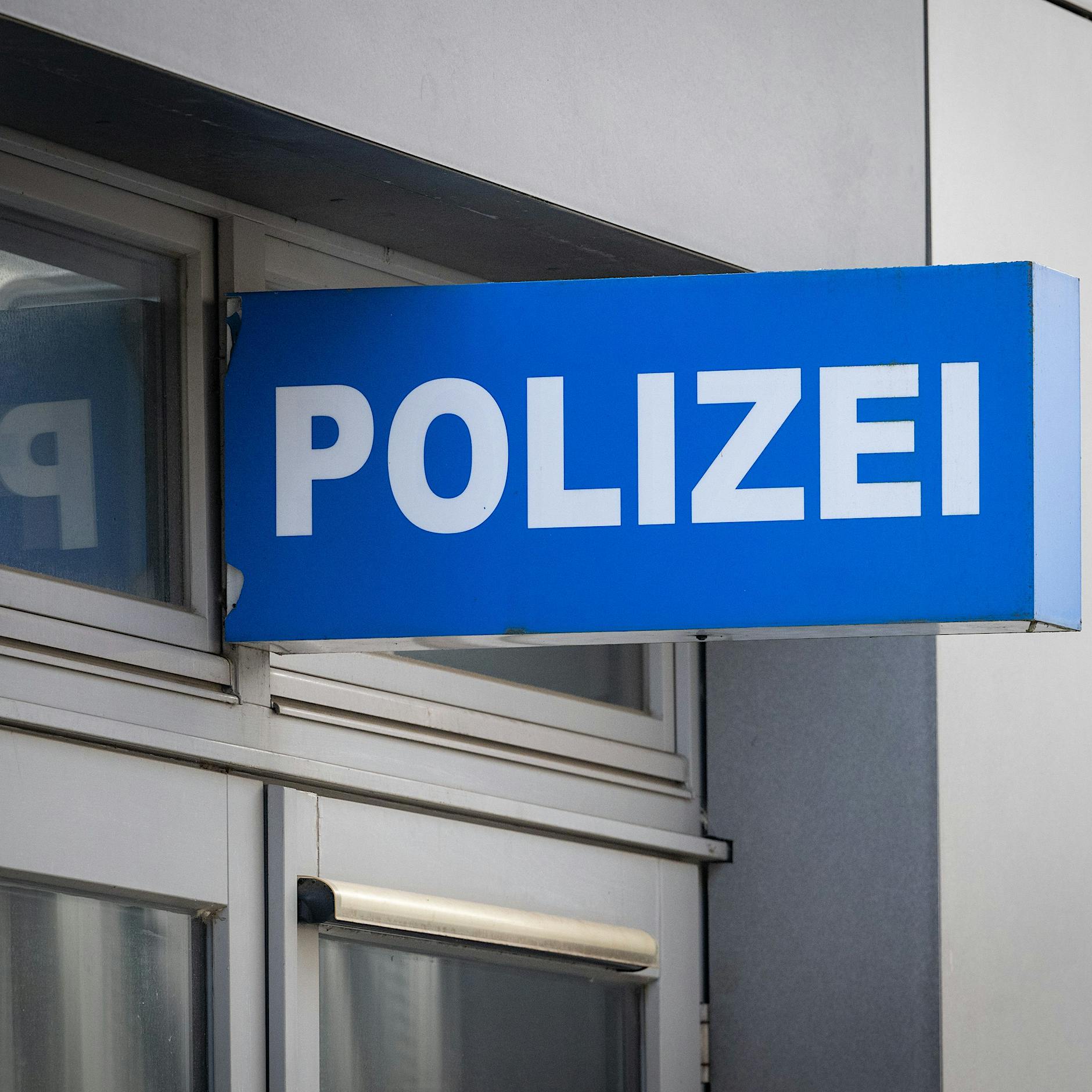 Diebstahl bei der Polizei? Beamte suchen nach Bargeld im vierstelligen Bereich