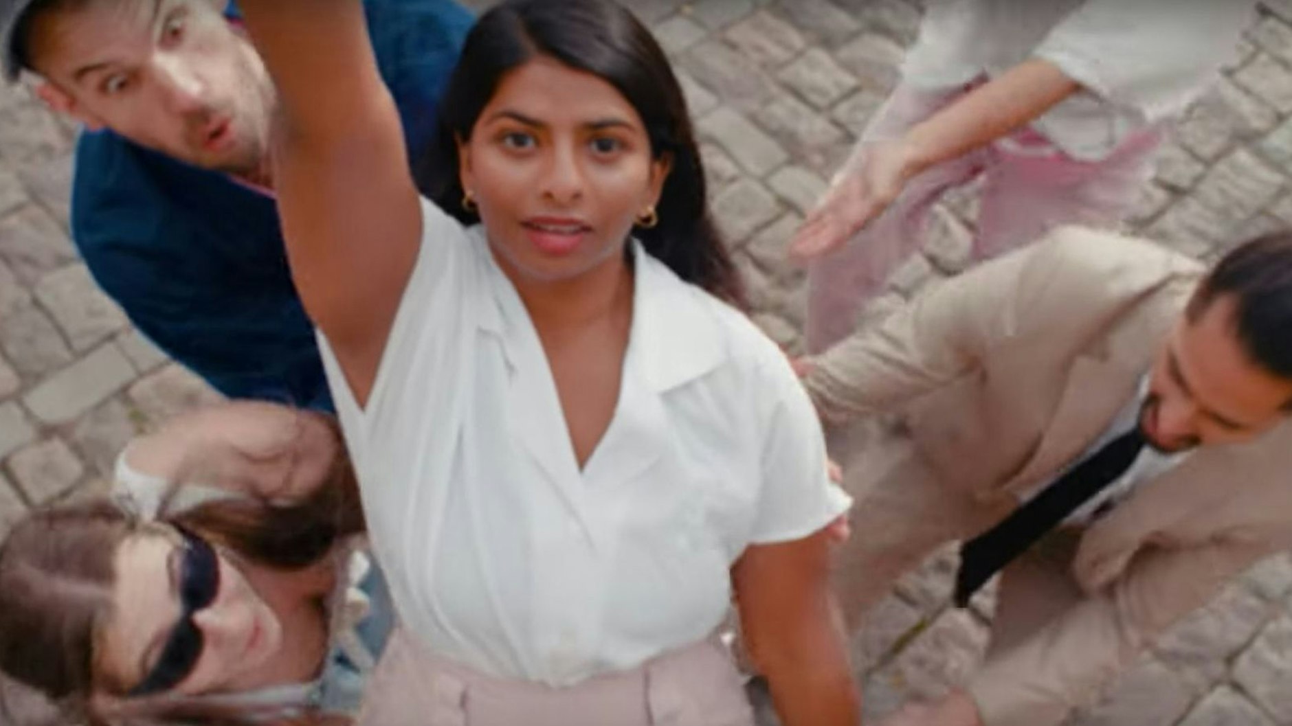 „Doktor Dance“ Manisha Biswas tanzt in dem Video durch den Gleisdreieckpark, tanzt in der U2 und tanzt in einem fiktiven Berliner Club. 