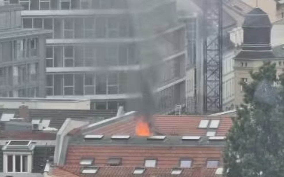 Dach in der Alten Schönhauser Straße steht in Flammen