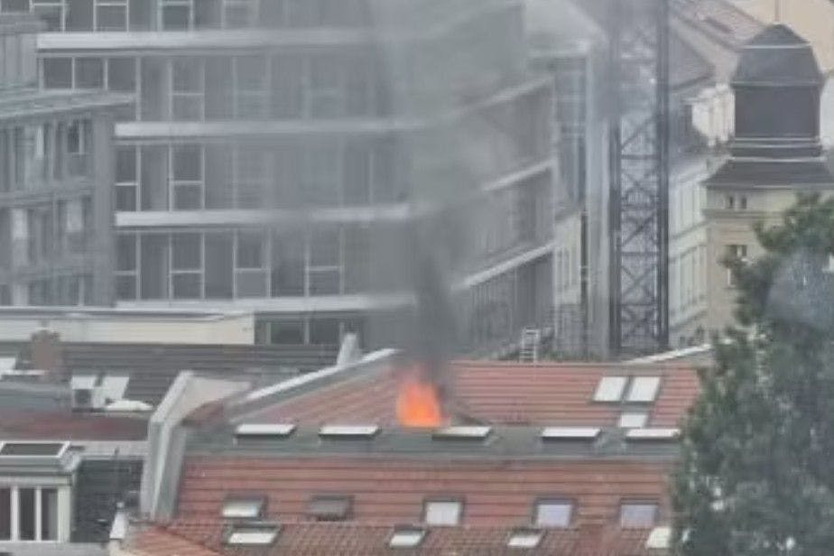 In einem Mehrfamilienhaus in der Alten Schönhauser Straße ist ein Feuer ausgebrochen.