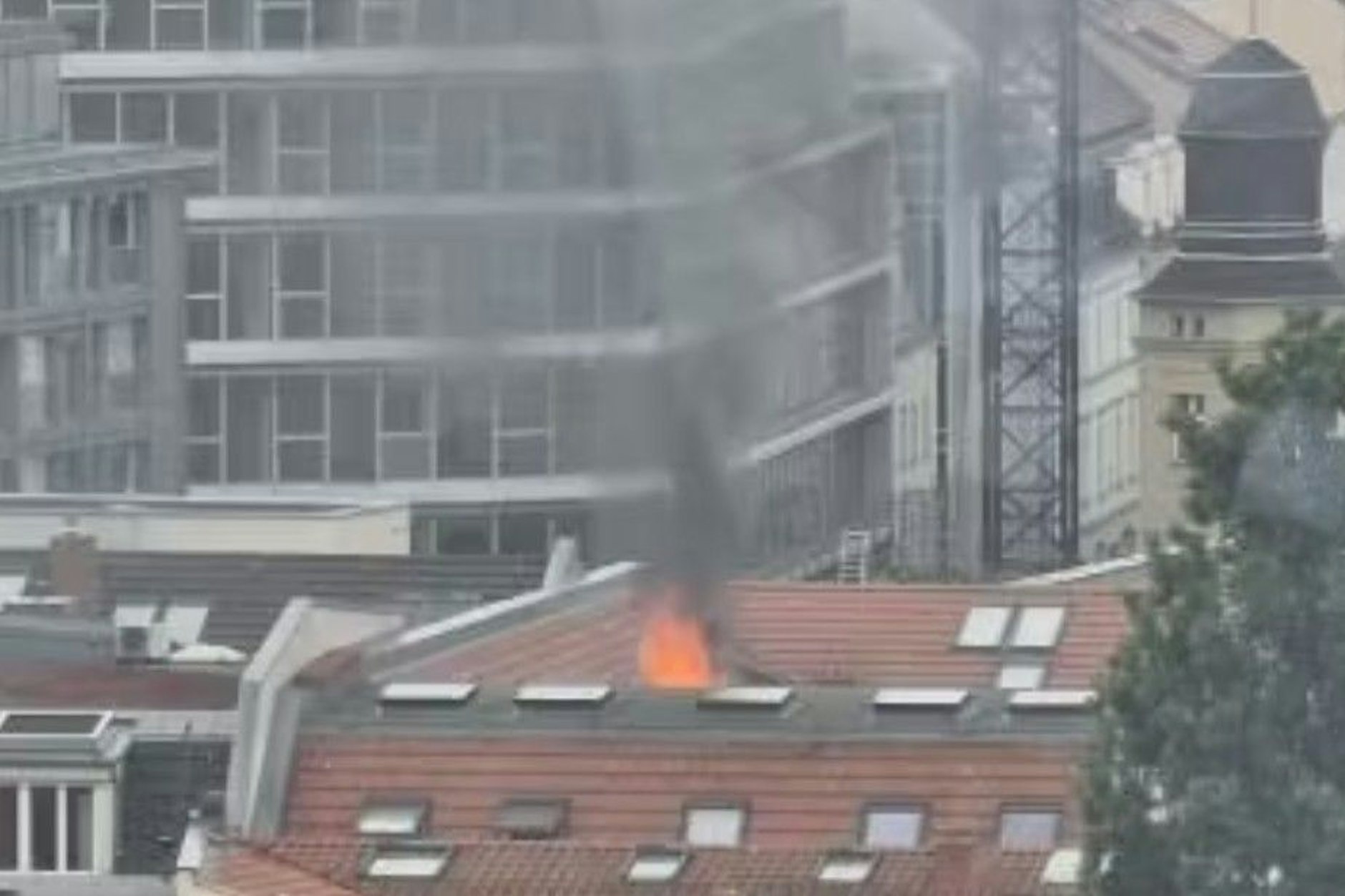 In einem Mehrfamilienhaus in der Alten Schönhauser Straße ist ein Feuer ausgebrochen.