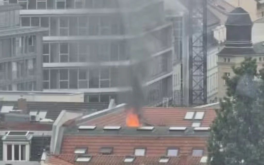 Dach in der Alten Schönhauser Straße steht in Flammen
