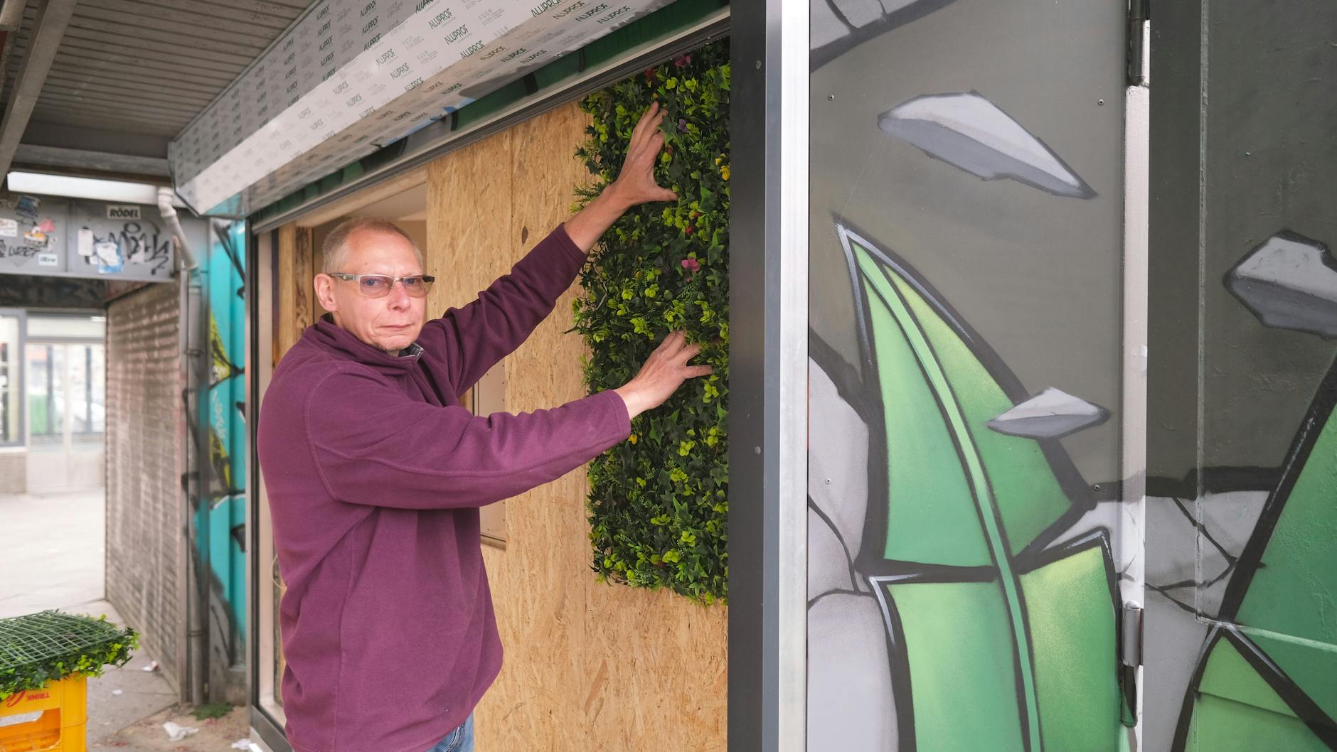 Mit grünen Wiesen-Kacheln will Michael König den Imbiss, der komplett renoviert ist, noch ansehnlicher gestalten. An zwei Tischen kann bald wieder gepuffert werden.