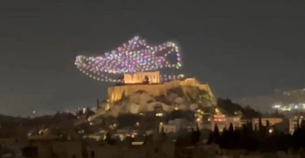 Akropolis'in üzerindeki dronlarla Adidas reklam kampanyası bokstormu tetikler