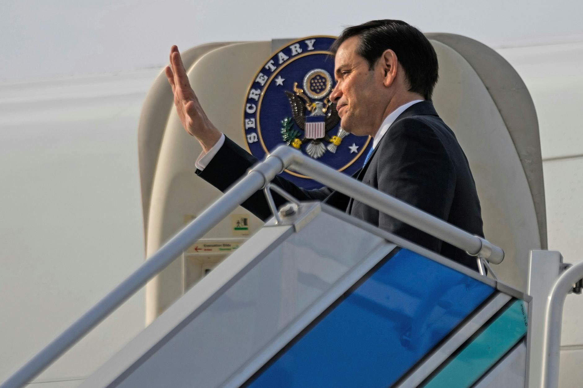 US-Außenminister Marco Rubio besteigt ein Flugzeug auf dem Weg nach Istanbul, das in Antalya abfliegt.