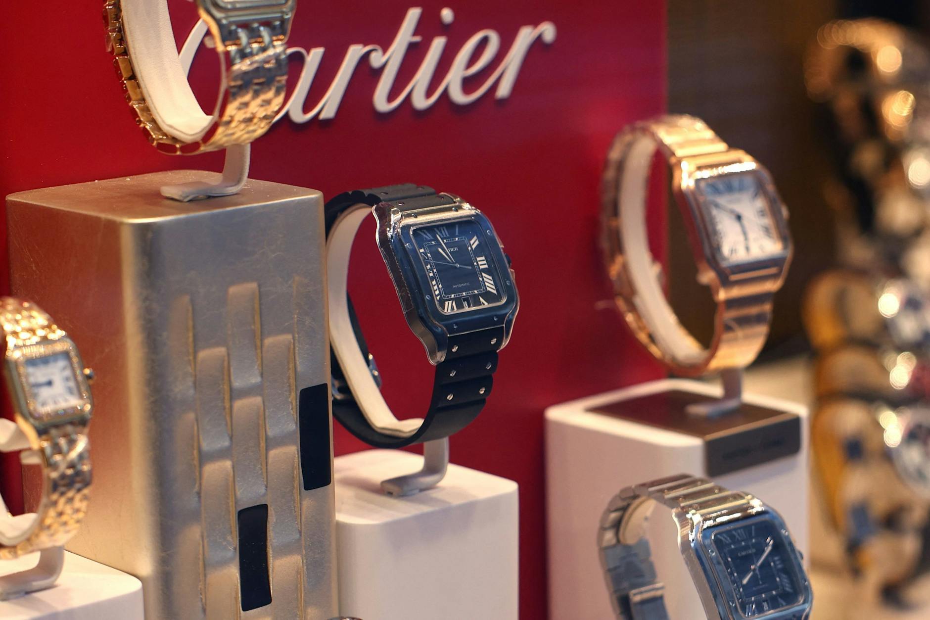 Cartier-Auslage in der 5th Avenue in New York City. Die Uhren- und Schmuckmarke gehört zum Schweizer Luxuskonzern Richemont. Besonders gefragt sind die Juwelier-Erzeugnisse.