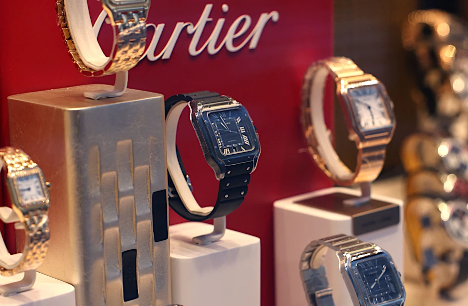 Cartier-Auslage in der 5th Avenue in New York City. Die Uhren- und Schmuckmarke gehört zum Schweizer Luxuskonzern Richemont. Besonders gefragt sind die Juwelier-Erzeugnisse.