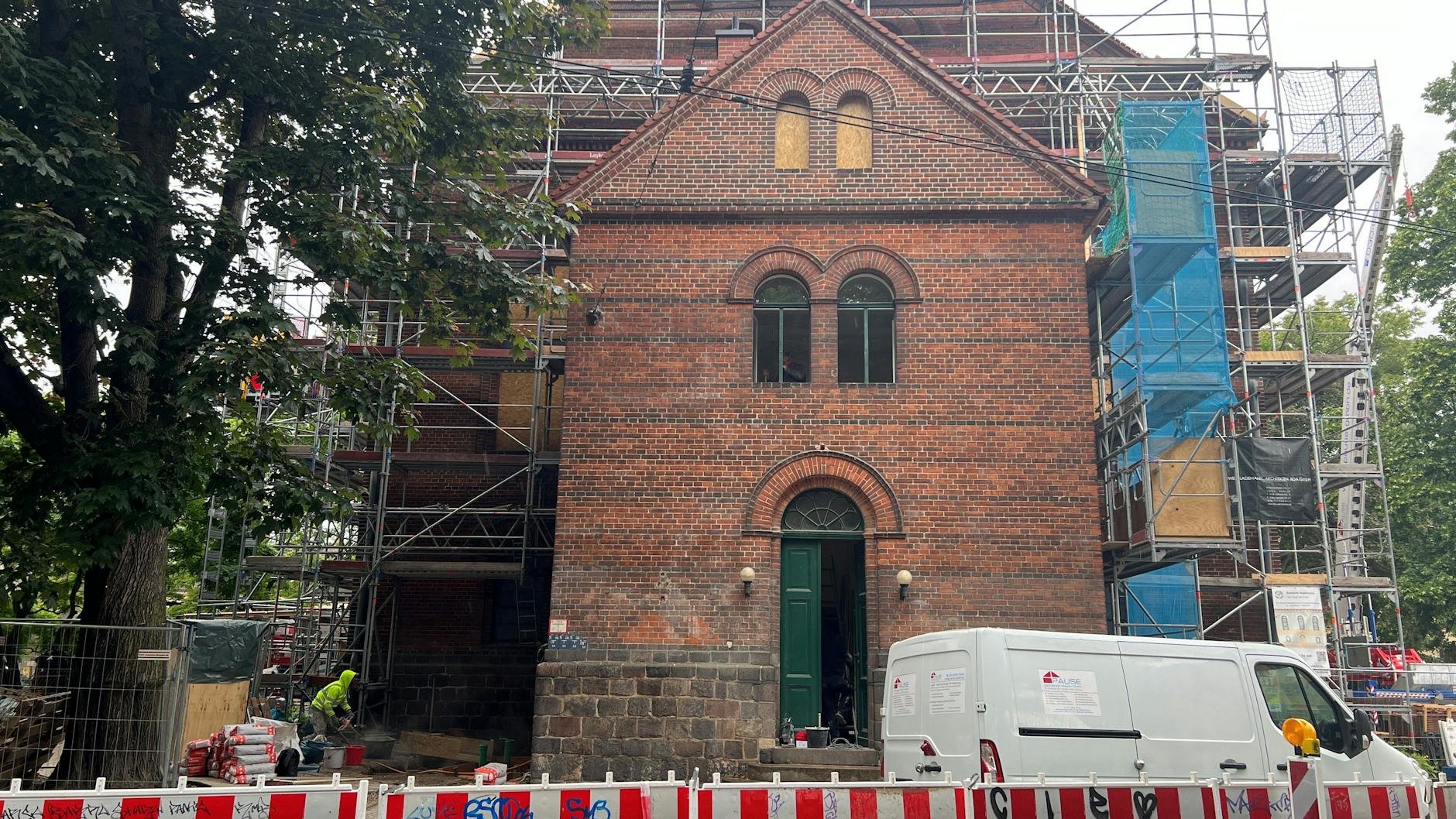 Die Stadtkirche in der Altstadt Köpenick ist von einem Baugerüst eingezäunt.