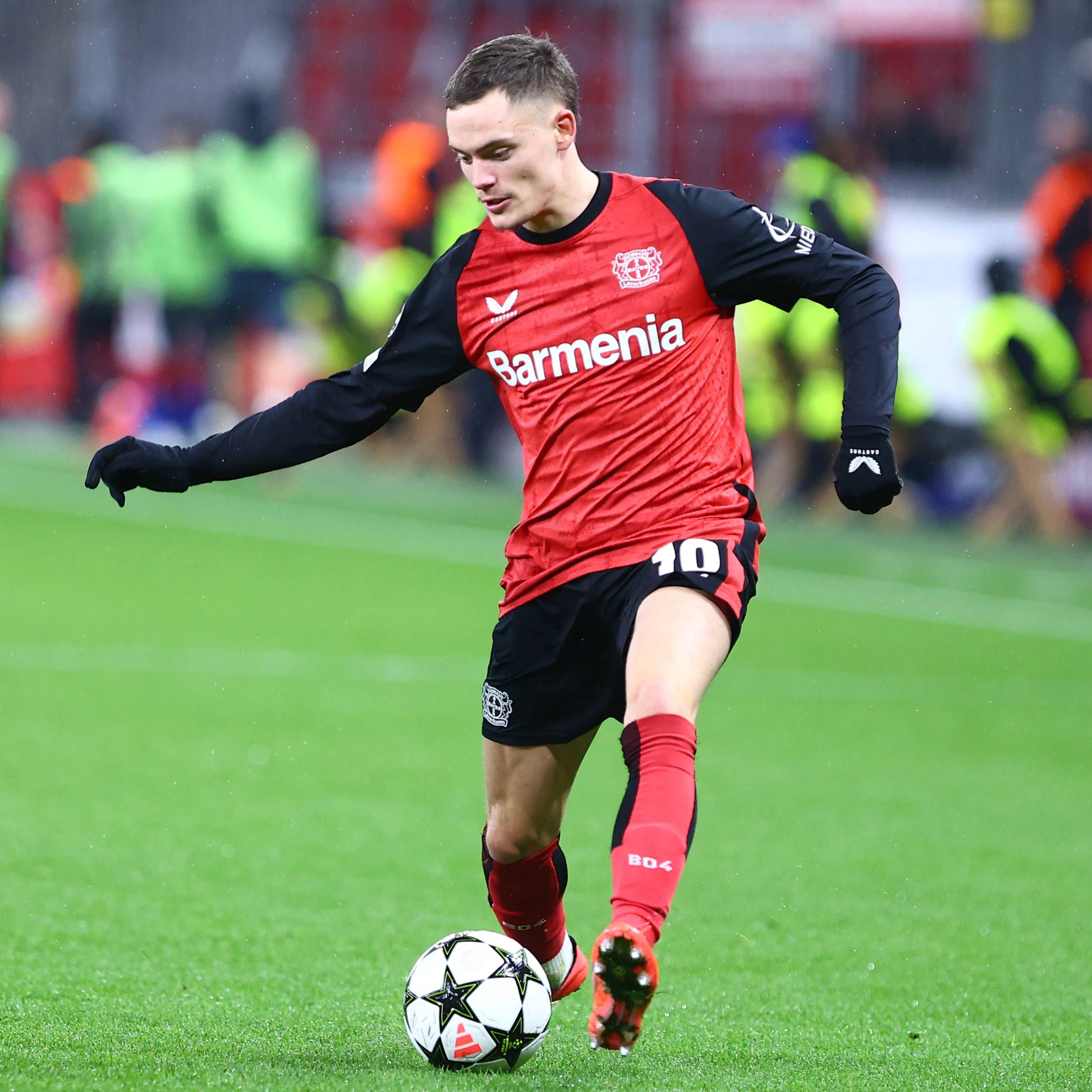 Nationalspieler Florian Wirtz wurde mit Bayer Leverkusen 2024 im Castore-Trikot Meister.