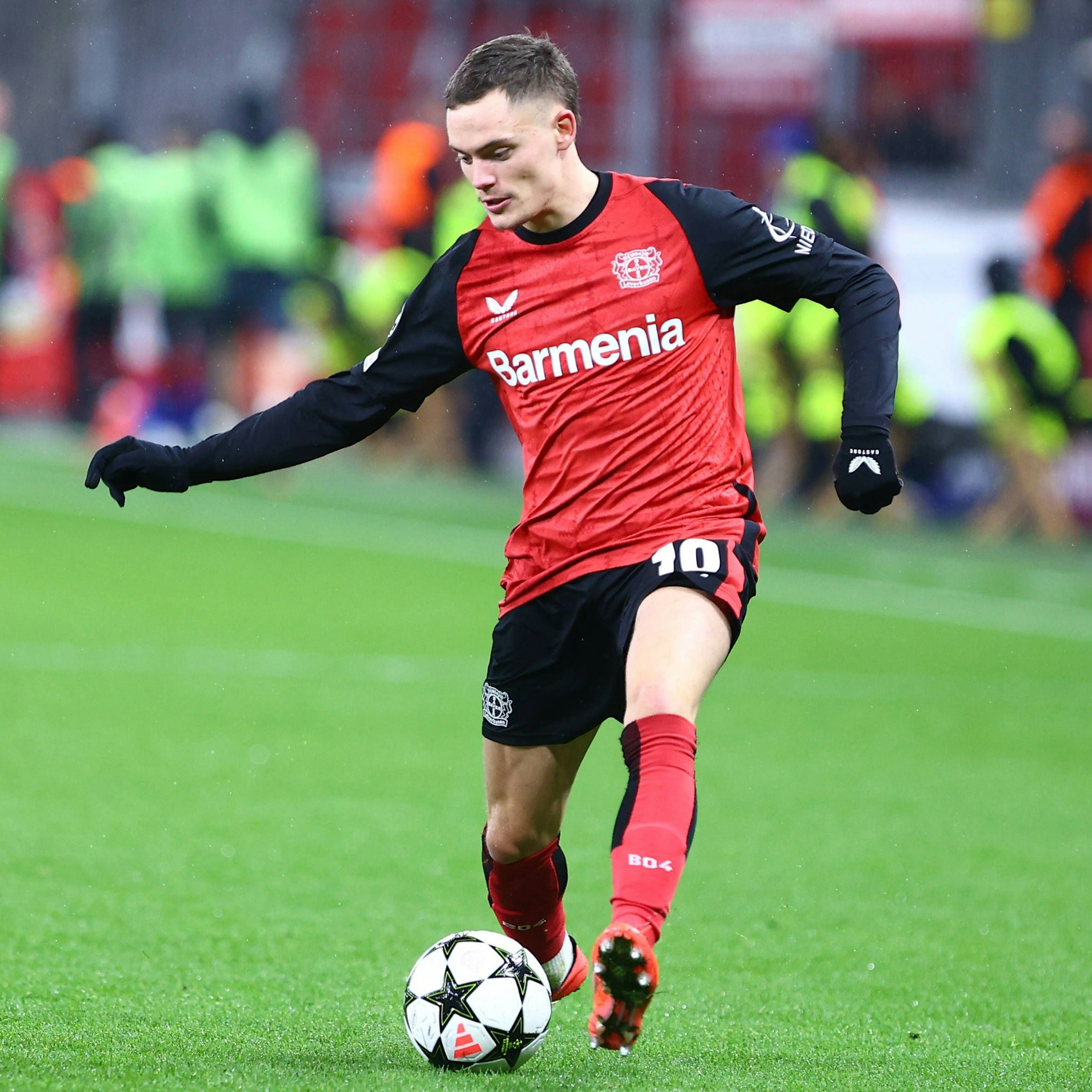 Nationalspieler Florian Wirtz wurde mit Bayer Leverkusen 2024 im Castore-Trikot Meister.