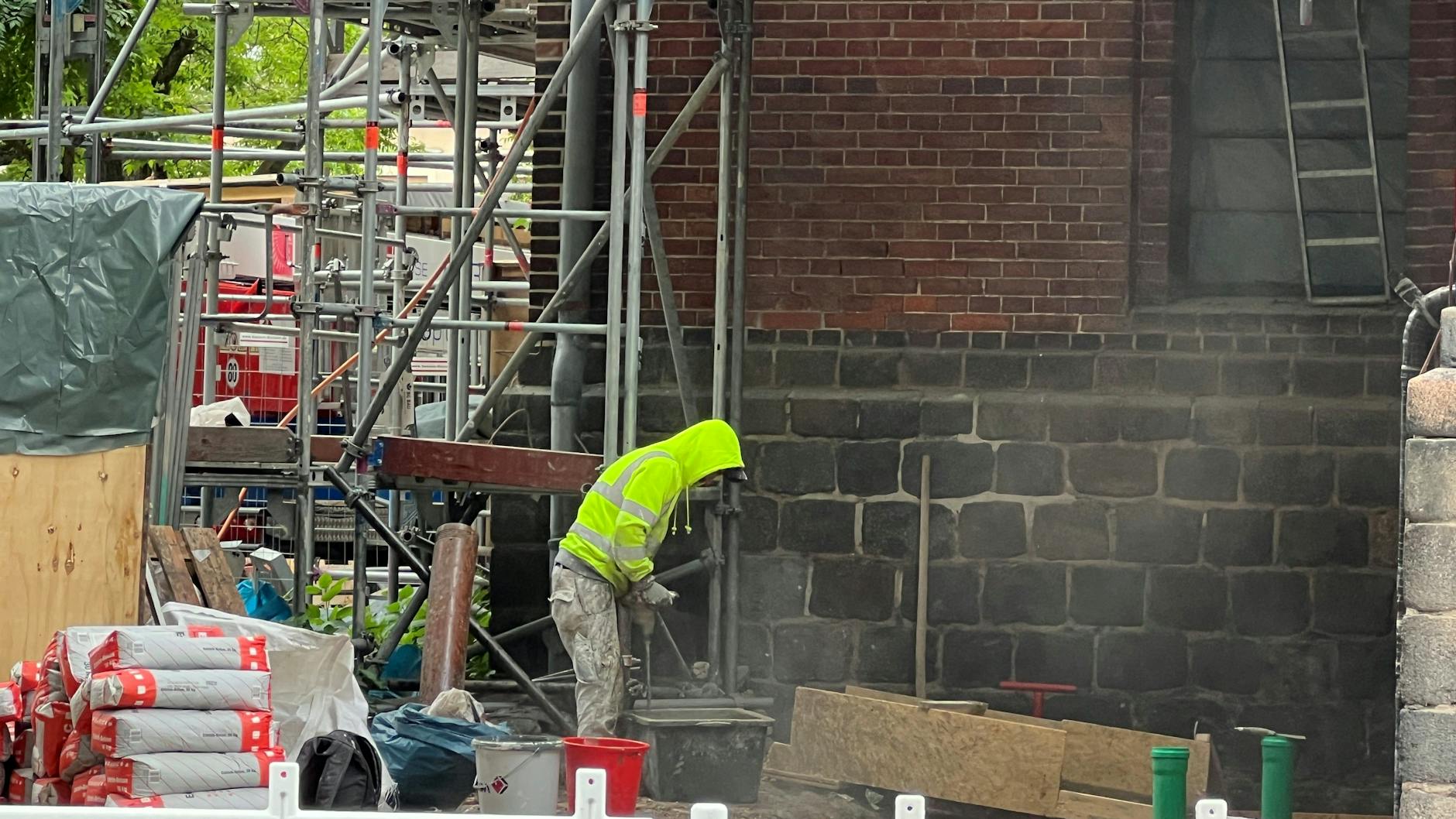 Nur wenige Bauarbeiter arbeiten in der Altstadt Köpenick an der Kirche, die für 4,5 Millionen Euro saniert wird.