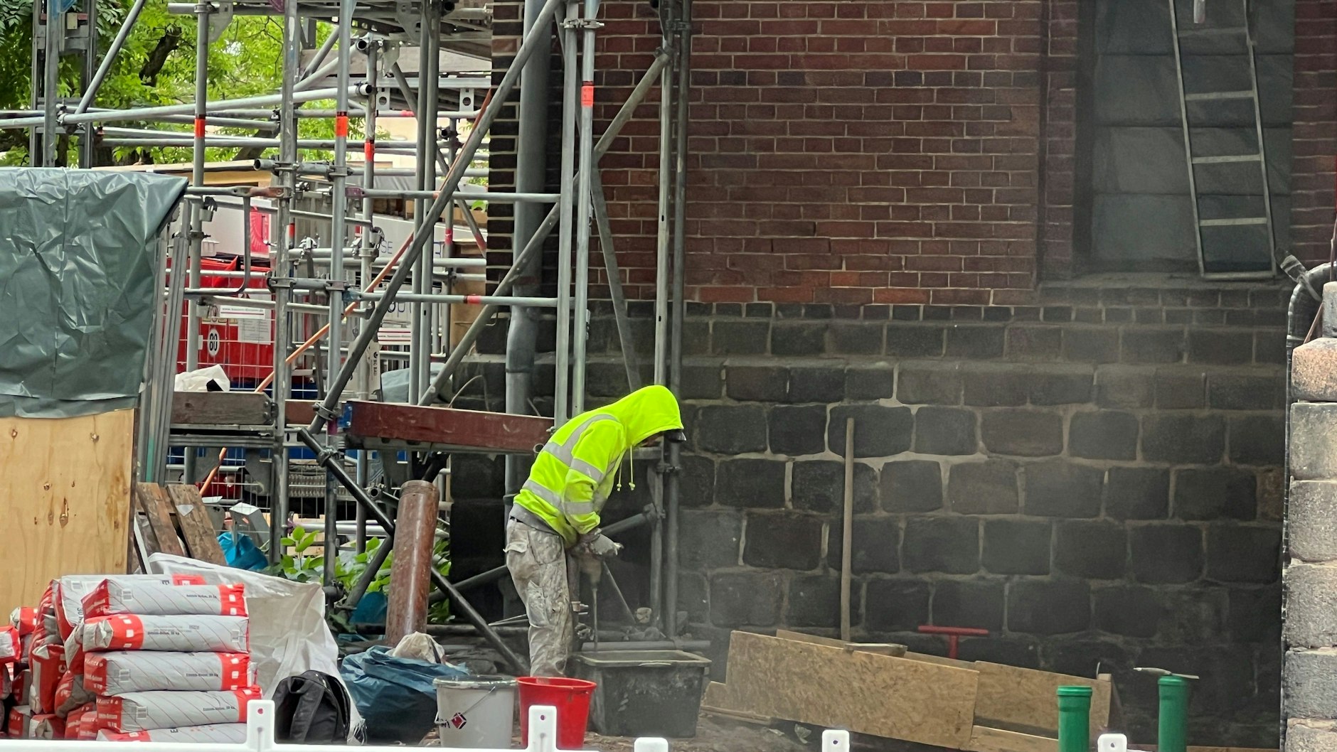 Nur wenige Bauarbeiter arbeiten in der Altstadt Köpenick an der Kirche, die für 4,5 Millionen Euro saniert wird.
