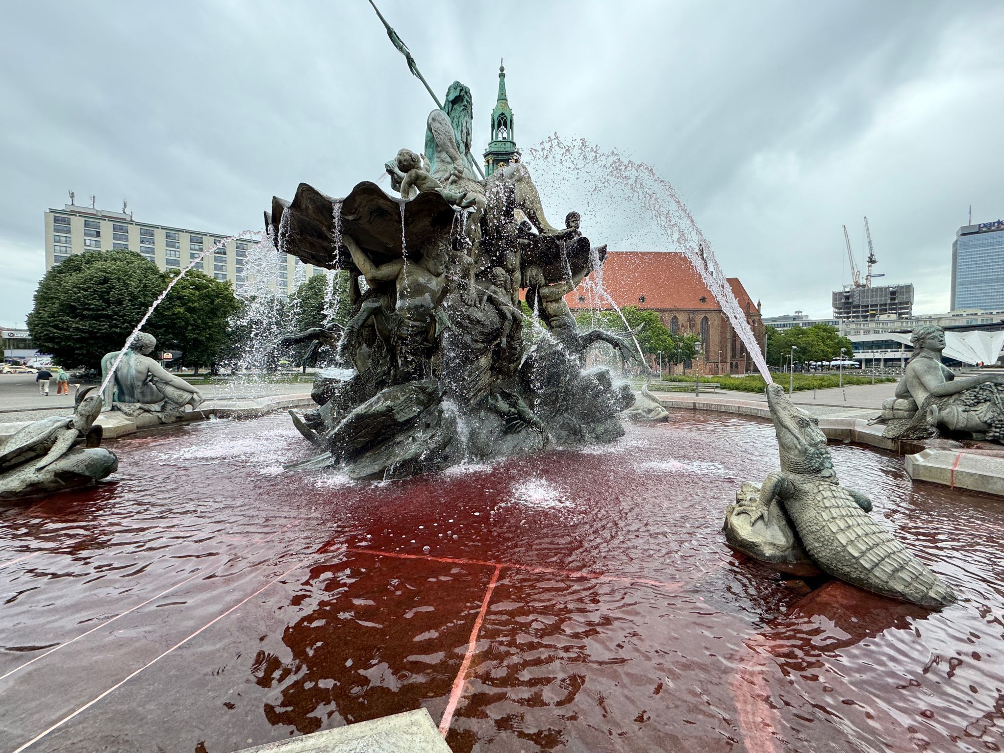 Blutrot eingefärbt: Wer hat den Neptunbrunnen so versaut?