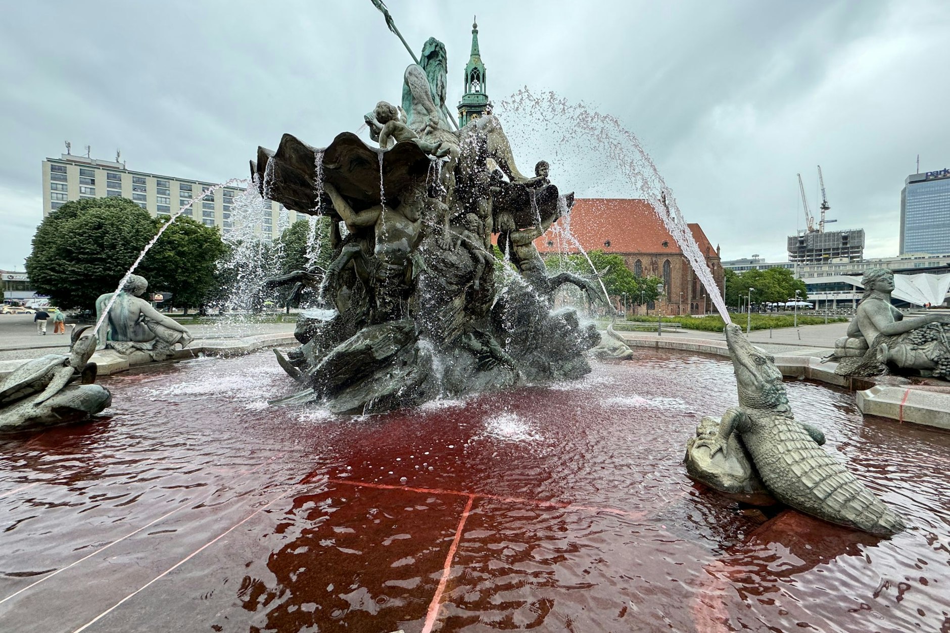Unbekannte haben bei beiden Brunnen am Alexanderplatz, am Brunnen der Völkerfreundschaft und am Neptunbrunnen das Wasser rot eingefärbt.