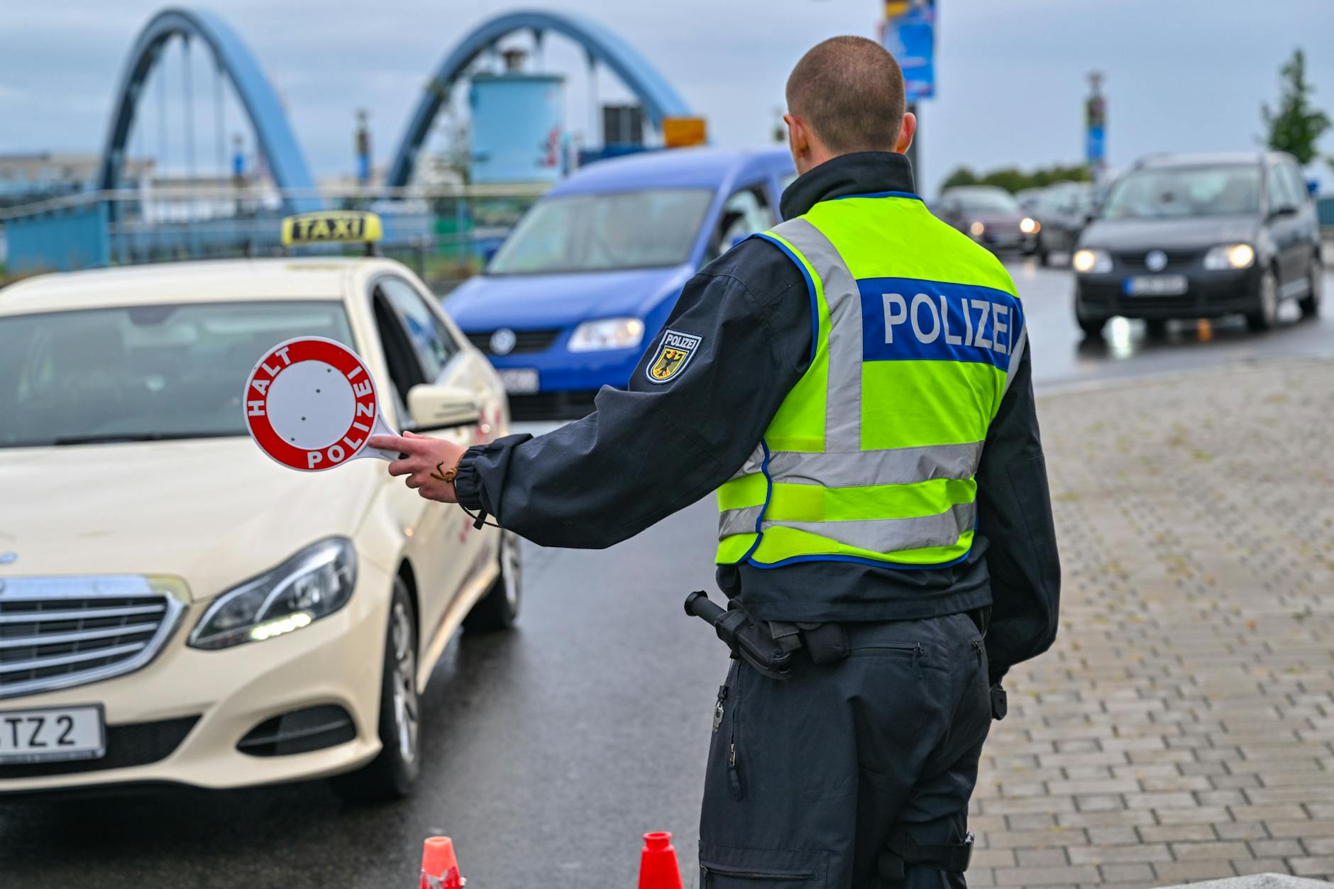 Die Bundespolizei kontrolliert den Einreiseverkehr am deutsch-polnischen Grenzübergang Stadtbrücke zwischen Frankfurt (Oder) und Slubice.