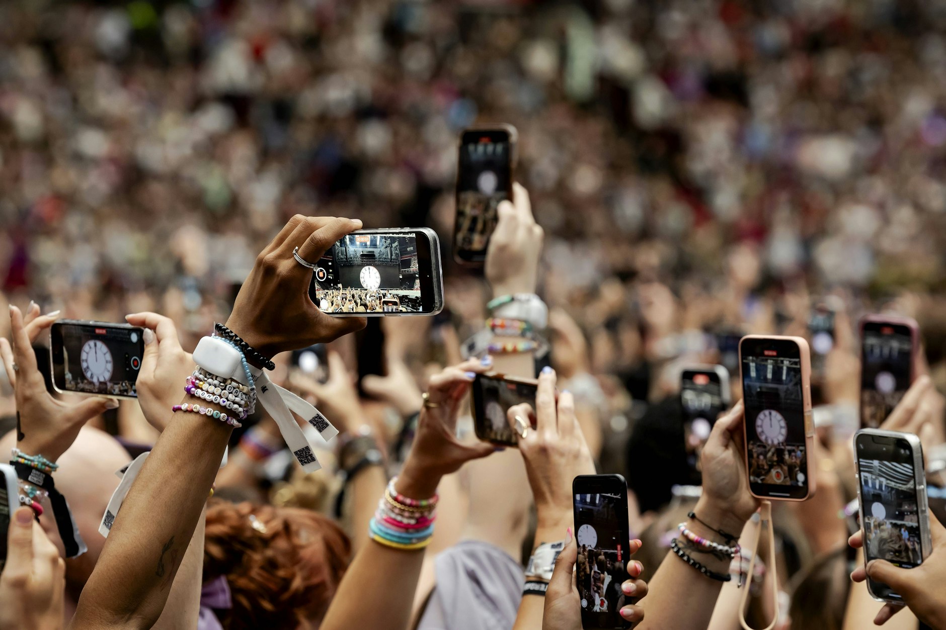 Man sieht die Bühne vor lauter Smartphones nicht: So sieht es bei einem Taylor-Swift-Konzert aus.