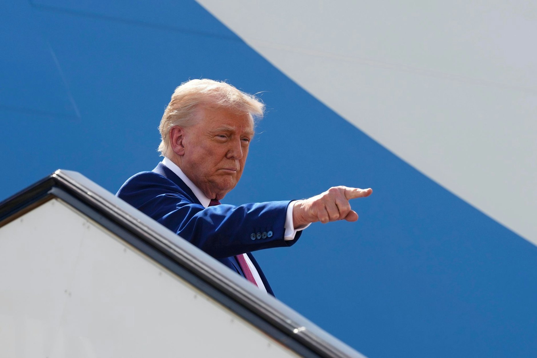 US-Präsident Donald Trump gestikuliert, während er an Bord der Air Force One geht.