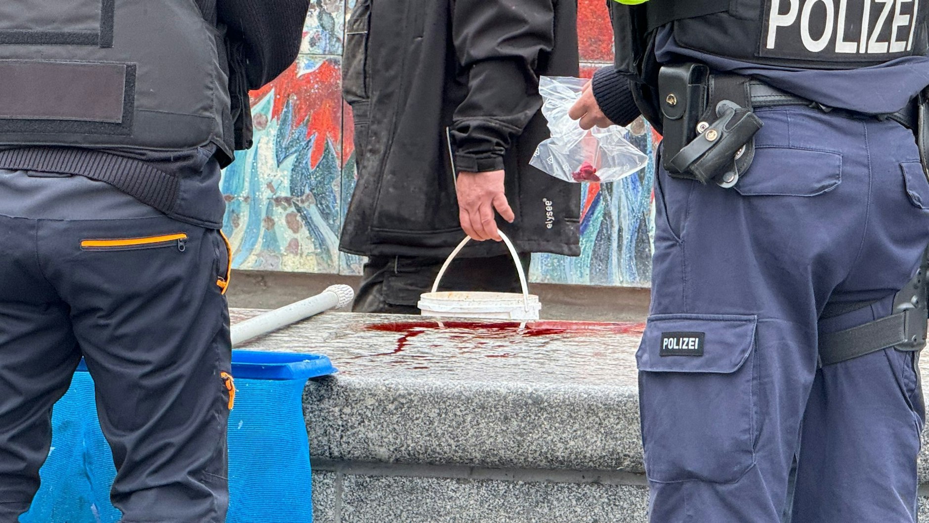 Am Brunnen der Völkerfreundschaft auf dem Alex werden Proben entnommen.