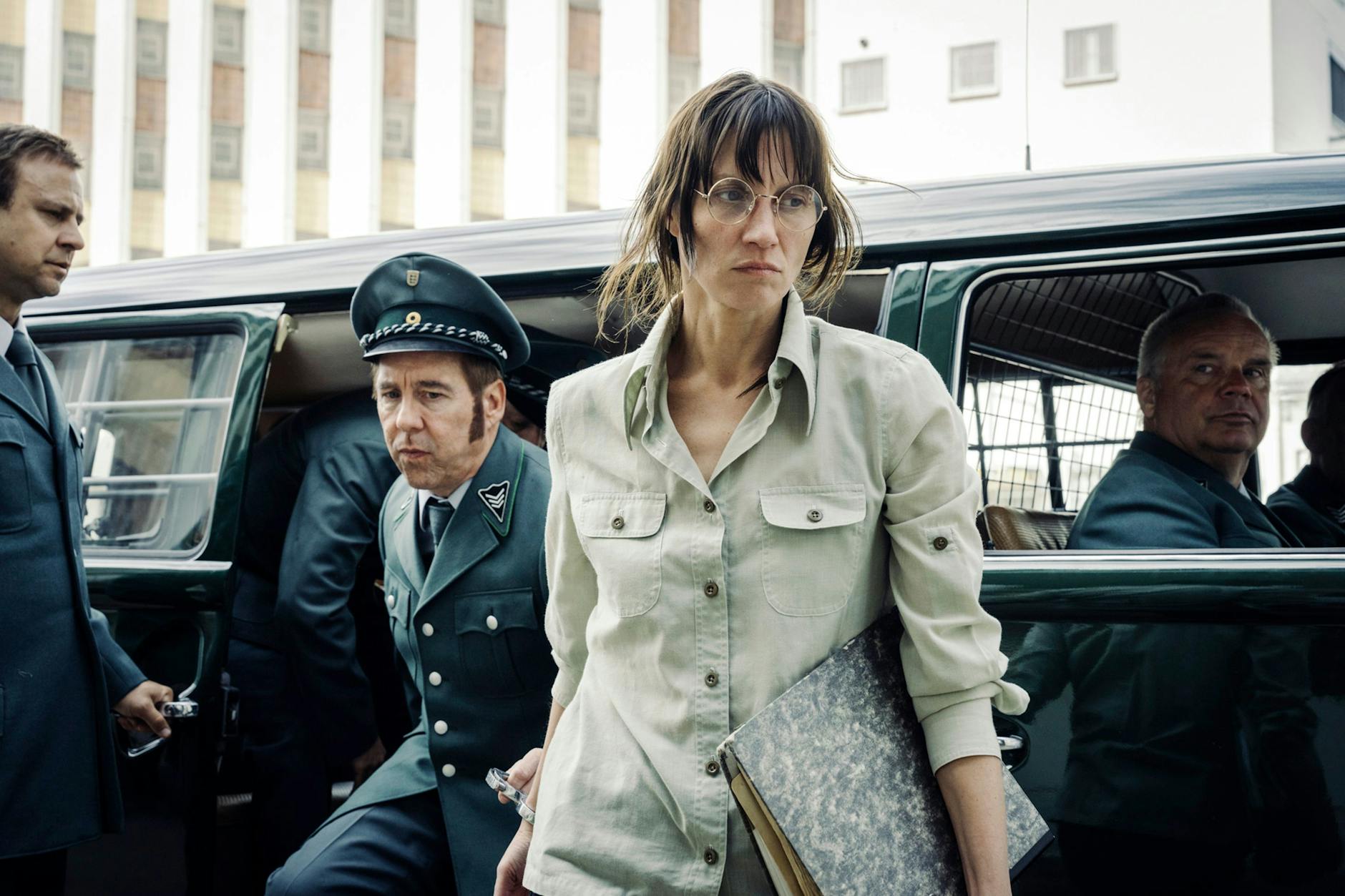 Auf dem Weg ins Gefängnis: RAF-Terroristin Ulrike Meinhof (Tatiana Nekrasov) wird im neuen ARD-Film „Stammheim“ in die JVA Stammheim geführt.