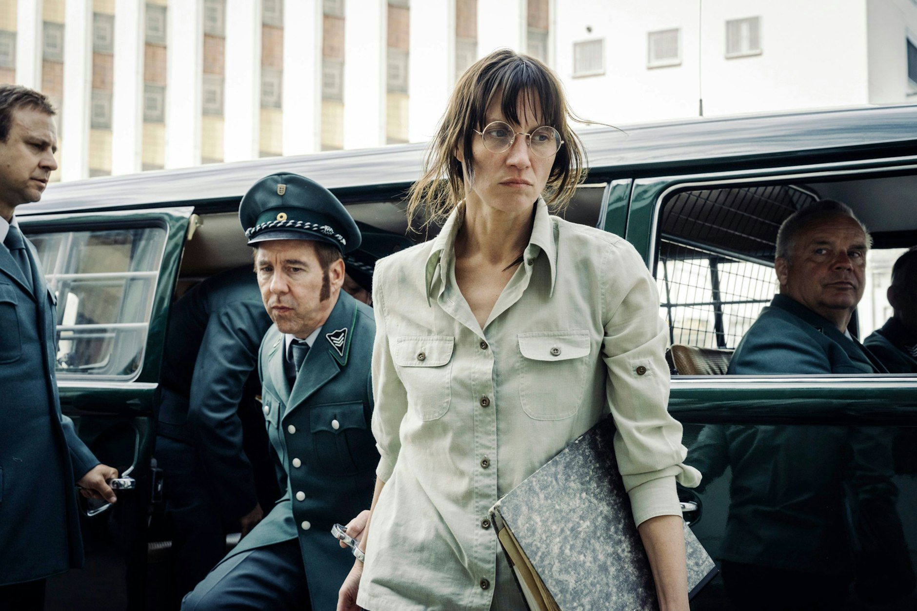 Auf dem Weg ins Gefängnis: RAF-Terroristin Ulrike Meinhof (Tatiana Nekrasov) wird im neuen ARD-Film „Stammheim“ in die JVA Stammheim geführt.