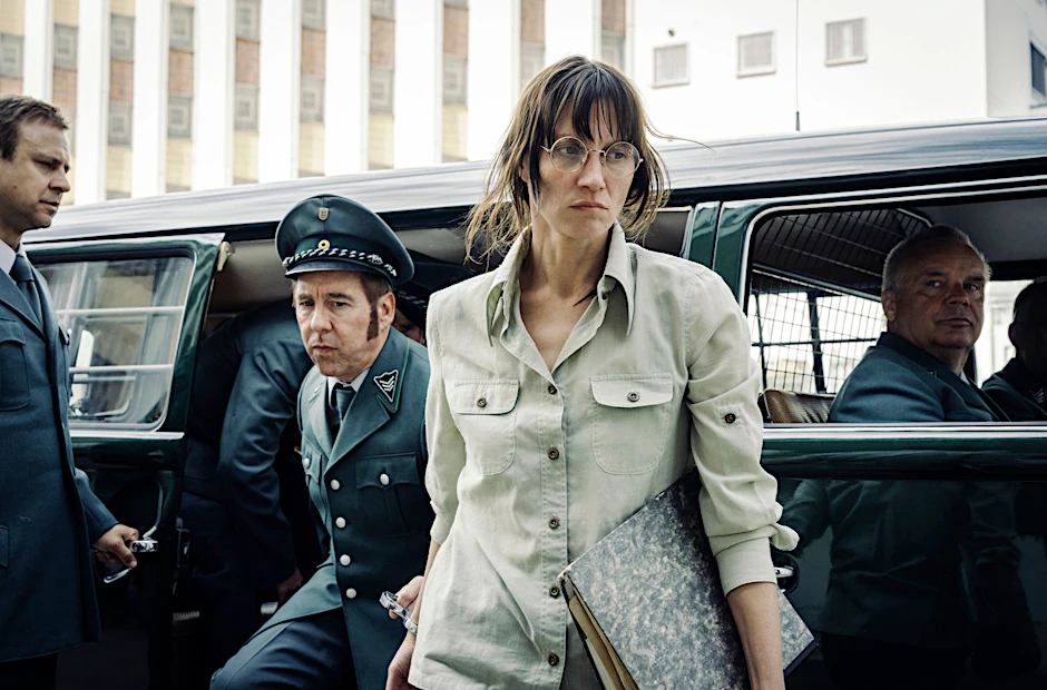 Auf dem Weg ins Gefängnis: RAF-Terroristin Ulrike Meinhof (Tatiana Nekrasov) wird im neuen ARD-Film „Stammheim“ in die JVA Stammheim geführt.