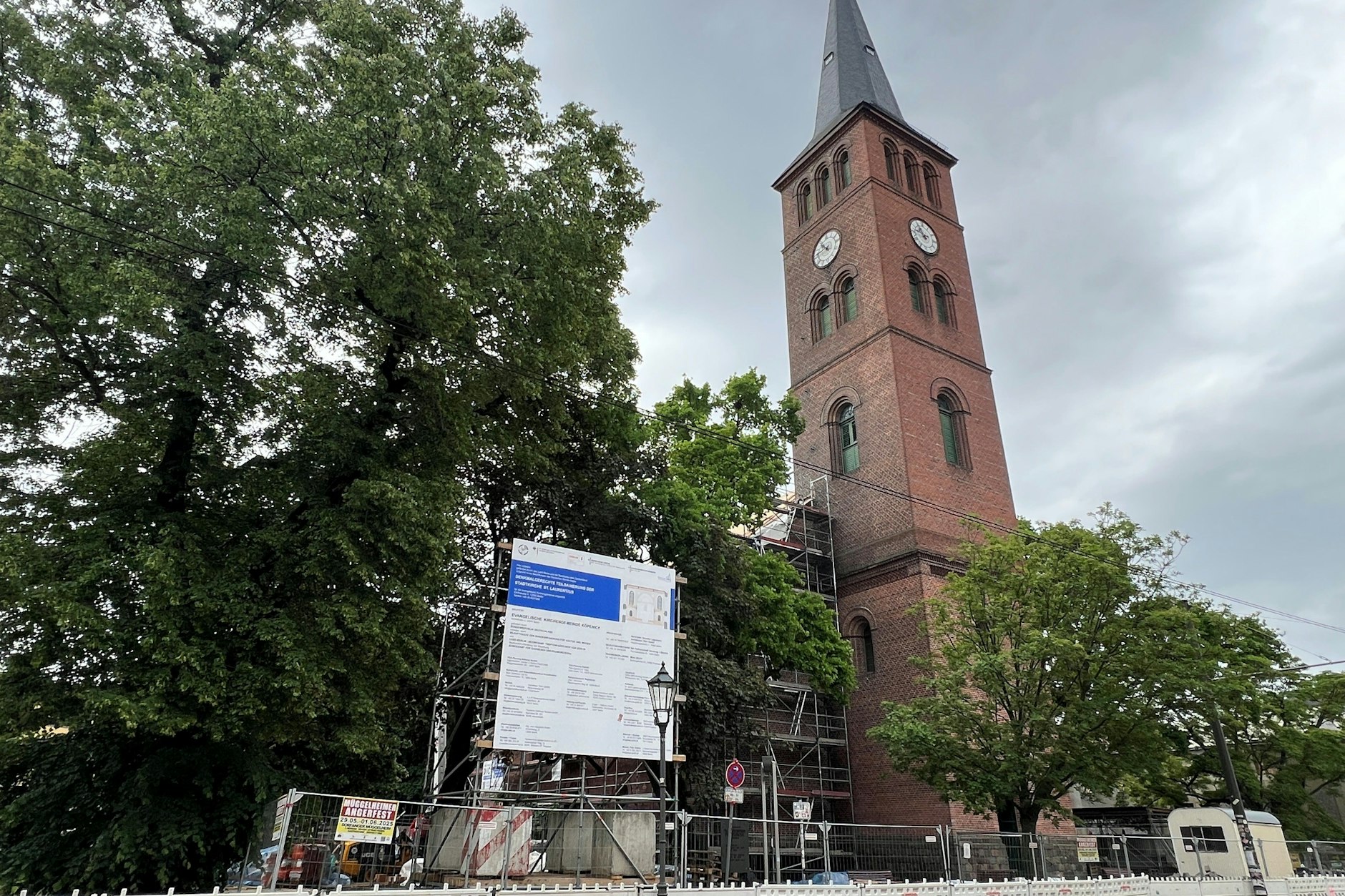 Die Stadtkirche in der Altstadt Köpenick wird derzeit grundlegend saniert.