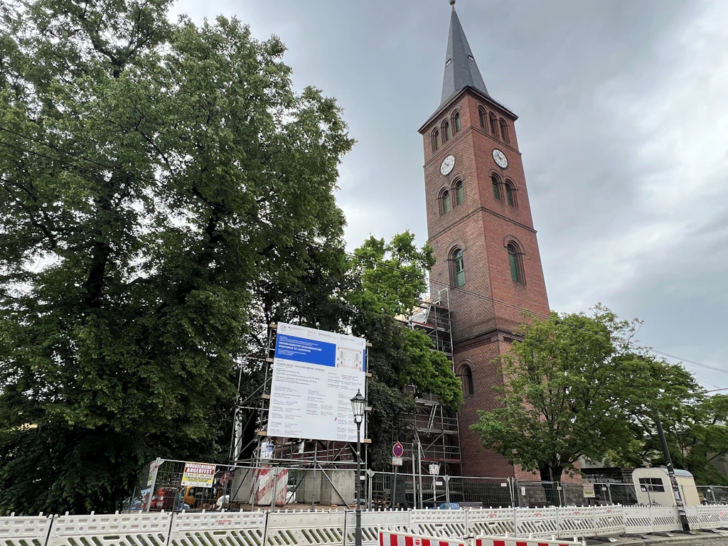 Kirche in Altstadt Köpenick: Millionen-Kosten, aber nur 16 Bauarbeiter