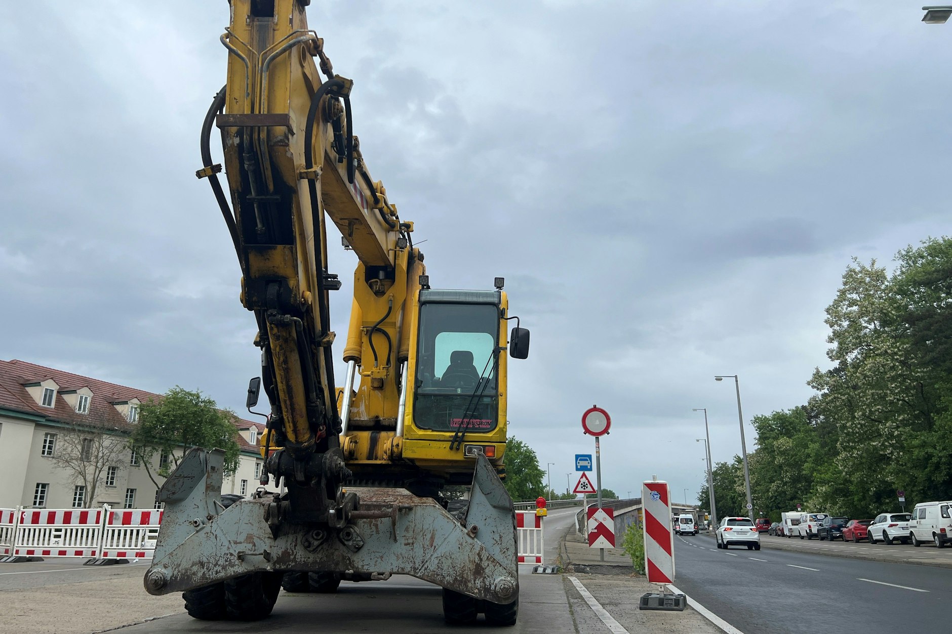 Die Brücke An der Wuhlheide in Köpenick ist derzeit voll gesperrt. Sie soll wohl abgerissen werden.