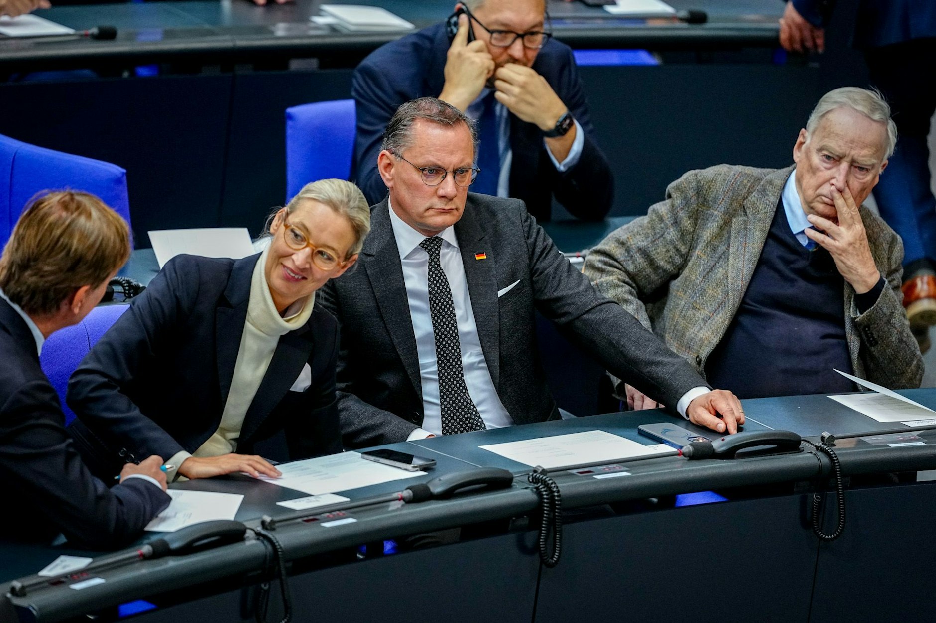 Alice Weidel, Fraktionsvorsitzende der AfD, Tino Chrupalla (2.v.r), AfD-Bundesvorsitzender und Fraktionsvorsitzender der AfD, und Alexander Gauland (r), Bundestagsabgeorneter der AfD, nehmen an der Gedenkstunde zum 80. Jahrestag des Endes des Zweiten Weltkriegs im Bundestag teil.