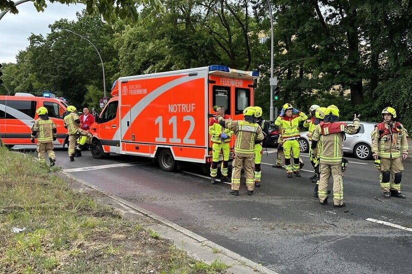 Die Feuerwehr Berlin auf dem Siemensdamm in Einsatz